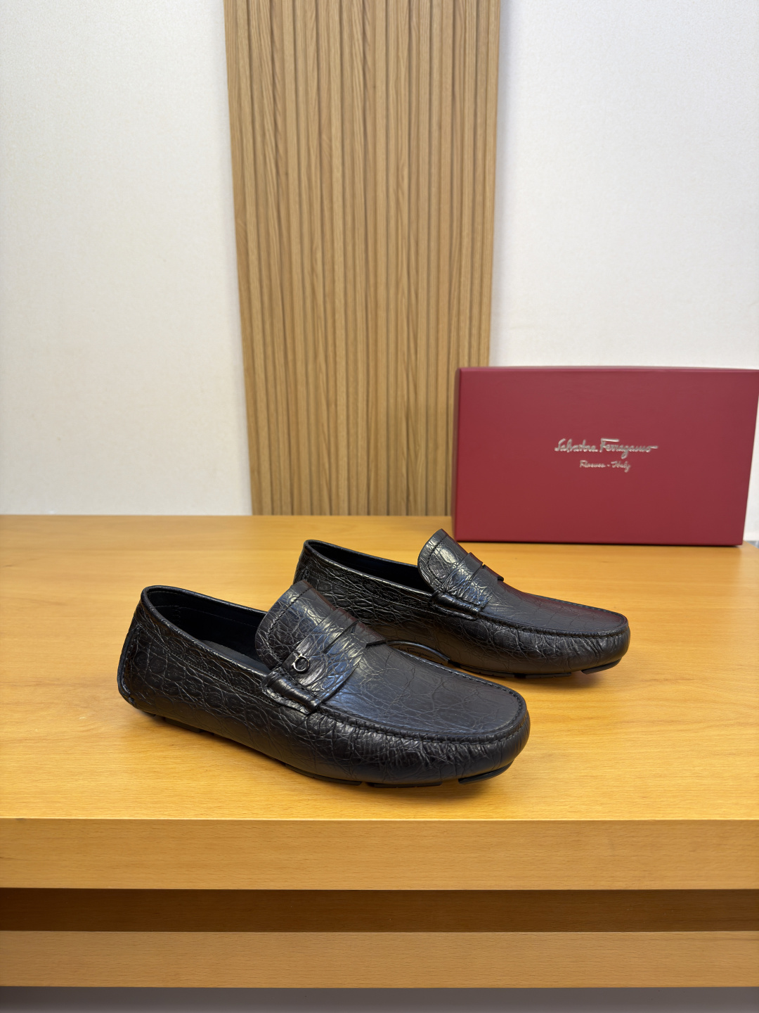 NO:930127,[Ferragamo] Ferragamo - High-end quality original order·Formal leather shoes - Original stone-patterned calfskin upper, shoe leather. Hand-stitched mark thread, brand metal fastener cross-arm decoration - Water-dyed cowhide lining - Ultra-light TPR rubber outsole; molded outsole - Ultra-high quality control, fine workmanship highlighted (high-end, luxury, grade) -Size  39-44 (38, 45, 46, can be customized)·FE0231,,ferragamo,ferragamo,cowhide19860909【 Ferragamo】菲拉格慕 -高端品质 原单·正装皮鞋 -鞋面原版石头纹小牛皮、鞋丹.手工串缝马克线、品牌金属扣件横担装饰 -内里水染牛皮 -大底超轻TPR橡胶；成型大底 -超高品控·做工精细凸显(高端·贵气·档次) -Size 39-44（38,45,46,可订做)·FE0231,,ferragamo,ferragamo,cowhide,Men's shoes