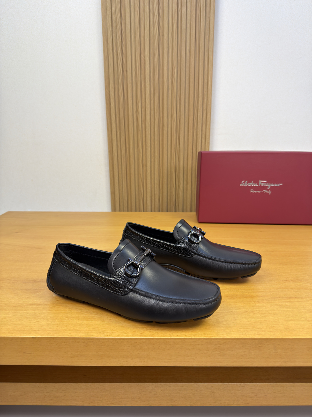 NO:930135,[Ferragamo] Ferragamo - High-end quality original formal leather shoes - Upper original Nappa calfskin, stone pattern calfskin, shoe leather. Hand-stitched mark thread, brand metal fastener cross-arm decoration - Water-dyed cowhide lining - Ultra-light TPR rubber outsole; molded outsole - Ultra-high quality control, fine workmanship highlighted (high-end, luxury, grade) -Size  39-44 (38, 45, 46, can be customized)·FE0231,,ferragamo,ferragamo,cowhide19860909【 Ferragamo】菲拉格慕 -高端品质 原单·正装皮鞋 -鞋面原版纳帕小牛皮、石头纹小牛皮、鞋丹.手工串缝马克线、品牌金属扣件横担装饰 -内里水染牛皮 -大底超轻TPR橡胶；成型大底 -超高品控·做工精细凸显(高端·贵气·档次) -Size 39-44（38,45,46,可订做)·FE0231,,ferragamo,ferragamo,cowhide,Men's shoes