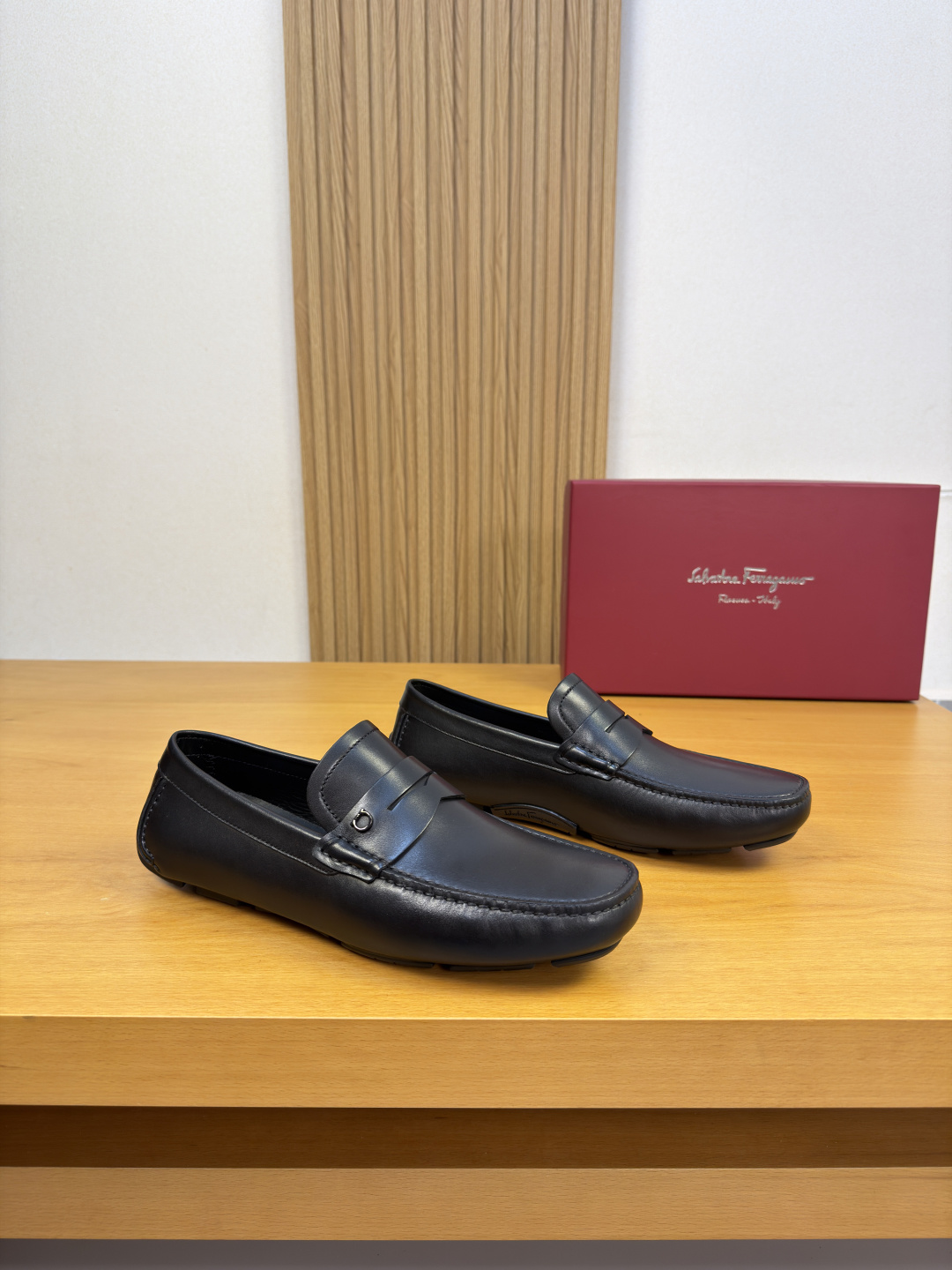 NO:930143,[Ferragamo] Ferragamo - High-end quality original order·Formal leather shoes -Original Nappa calfskin upper, shoe leather. Hand-stitched mark thread, brand metal fastener cross-arm decoration -Water-dyed cowhide lining -Ultra-light TPR rubber outsole; molded outsole -Ultra-high quality control, fine workmanship highlighted (high-end, luxury, grade) -Size  39-44 (38, 45, 46, can be customized)·FE0231,,ferragamo,ferragamo,cowhide19860909【 Ferragamo】菲拉格慕 -高端品质 原单·正装皮鞋 -鞋面原版纳帕小牛皮、鞋丹.手工串缝马克线、品牌金属扣件横担装饰 -内里水染牛皮 -大底超轻TPR橡胶；成型大底 -超高品控·做工精细凸显(高端·贵气·档次) -Size 39-44（38,45,46,可订做)·FE0231,,ferragamo,ferragamo,cowhide,Men's shoes