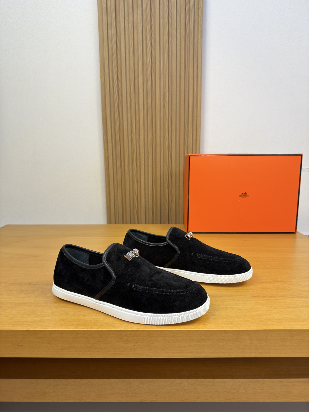 NO:930151,[HERMES] Hermès - high-end quality original casual sports sneakers - original suede calfskin upper, shoe leather, raised stitching process, tongue brand metal fastener decoration - water-dyed cowhide inside - ultra-light original TPR rubber outsole; molded outsole - ultra-high quality control, fine workmanship highlighted (high-end, luxury, grade) -Size  39-44 (38.45.46. Can be customized)·H0231,,hermes,hermes,cowhide19860909【 HERMES】爱马仕 -高端品质 原单·休闲运动板鞋一脚蹬 -鞋面原版反绒小牛皮、鞋丹.起股车缝线工艺、鞋舌品牌金属扣件装饰 -内里水染牛皮 -大底超轻原版TPR.橡胶；成型大底 -超高品控·做工精细凸显(高端·贵气·档次) -Size 39-44（38.45.46.可订做)·H0231,,hermes,hermes,cowhide,Men's shoes