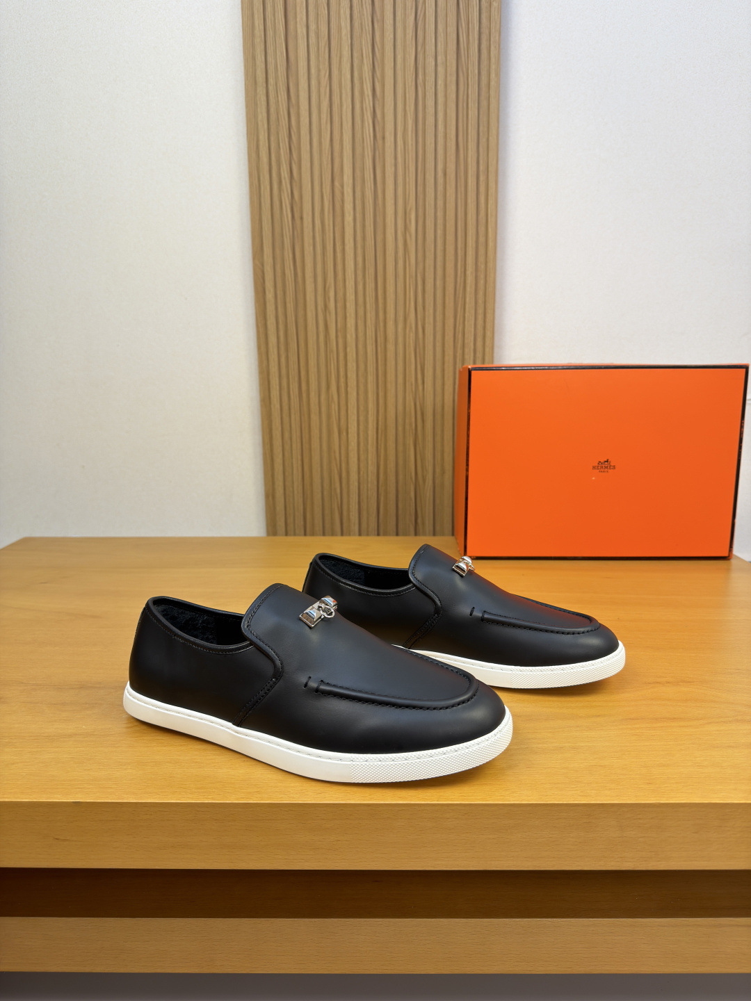 NO:930094,[HERMES] Hermès - high-end quality original casual sports sneakers - upper original Nappa calfskin, shoe leather, raised stitching technology, tongue brand metal fastener decoration - water-dyed cowhide lining - ultra-light original TPR rubber outsole; molded outsole - ultra-high quality control, fine workmanship highlighted (high-end, luxury, grade) -Size  39-44 (38.45.46. Can be customized)·H0231,,hermes,hermes,cowhide19860909【 HERMES】爱马仕 -高端品质 原单·休闲运动板鞋一脚蹬 -鞋面原版纳帕小牛皮、鞋丹.起股车缝线工艺、鞋舌品牌金属扣件装饰 -内里水染牛皮 -大底超轻原版TPR.橡胶；成型大底 -超高品控·做工精细凸显(高端·贵气·档次) -Size 39-44（38.45.46.可订做)·H0231,,hermes,hermes,cowhide,Men's shoes