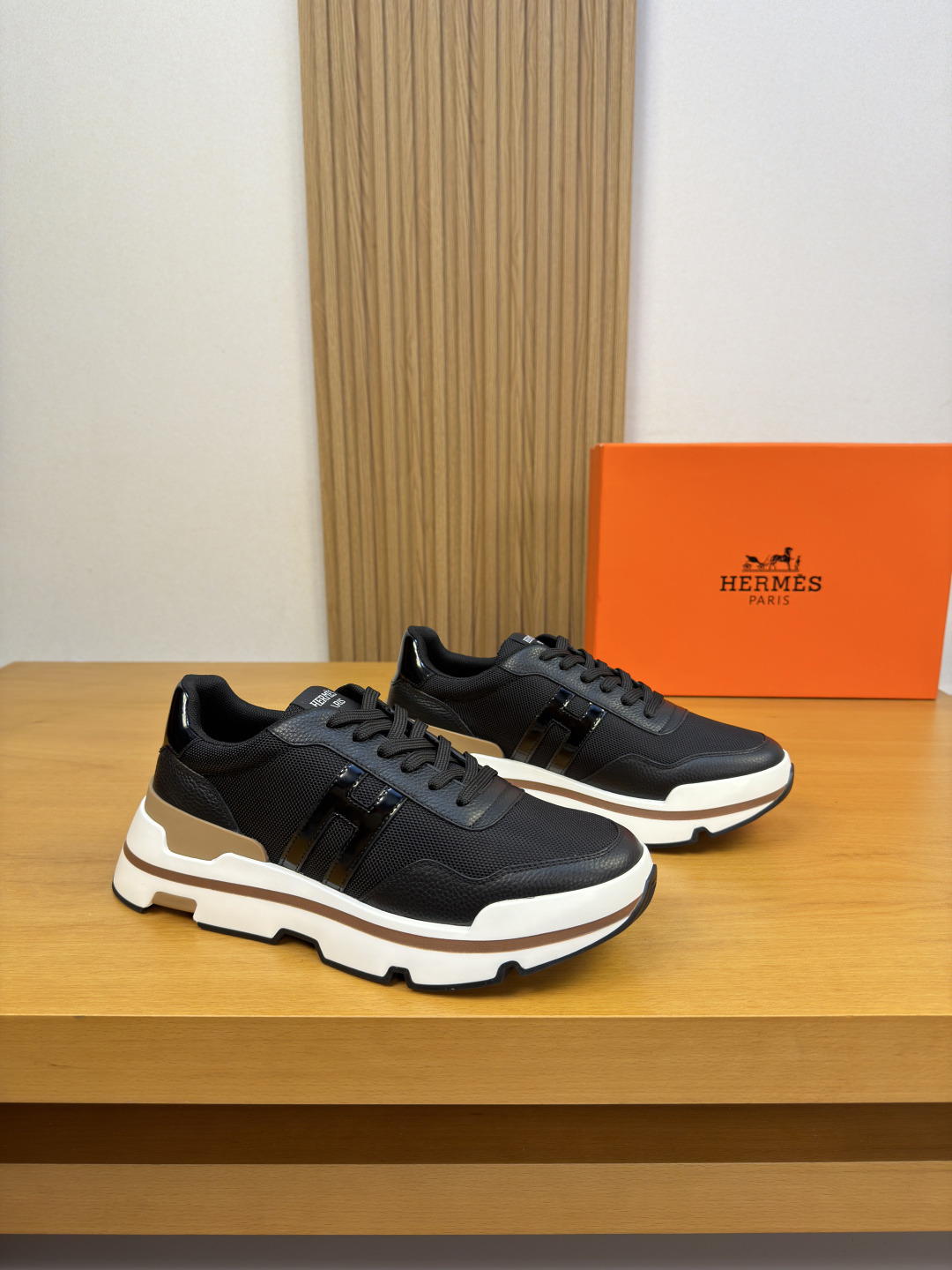 NO:930623,[HERMES] Hermès - High-end quality original casual sports shoes - Pebbled calfskin upper, brand high mercerized canvas, shoe body. Sewn brand 'H' totem, tongue. Brand logo cloth label - Brand canvas lining, feet; water-dyed cowhide - Outsole ultra-light TPU foam rubber; two-color molded outsole - Ultra-high quality control, fine workmanship highlighted (high-end, luxury, grade) -Size  39-44 (38,45, can be customized)·H0118,,hermes,hermes,sneakers,cowhide19860909【 HERMES】爱马仕 -高端品质 原单·休闲运动鞋 -鞋面荔纹小牛皮、品牌高丝光帆布、鞋身.车缝品牌‘H’图腾、鞋舌.品牌logo布标 -内里品牌帆布,垫脚；水染牛皮 -大底超轻TPU发泡·橡胶；双色成型大底 -超高品控·做工精细凸显(高端·贵气·档次) -Size 39-44（38,45,可订做)·H0118,,hermes,hermes,sneakers,cowhide,Men's shoes