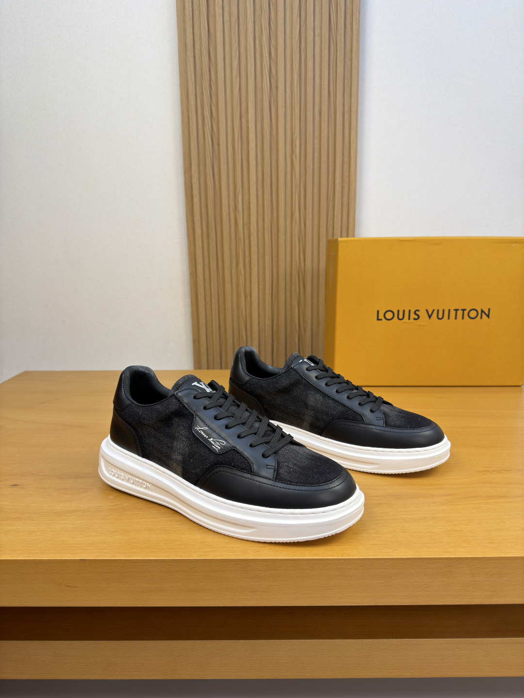 NO:930104,[Louis Vuitton] Louis Vuitton - high-end quality original order casual sports shoes - upper Nappa calfskin, brand canvas cloth washing process, tongue, shoe body, heel. silk screen high frequency brand logo - lining water-dyed cowhide - outsole ultra-light TPU foam; molded outsole - ultra-high quality control, fine workmanship highlighted (high-end, luxury, grade) -Size  38-44 (45, can be customized),,louis vuitton,louis vuitton,sneakers,cowhide19860909【Louis Vuitton】路易威登 -高端品质 原单·休闲运动鞋 -鞋面纳帕小牛皮、品牌帆布布匹水洗工艺、鞋舌.鞋身.后跟.丝印高周波品牌logo -内里水染牛皮 -大底超轻TPU发泡; 成型大底 -超高品控·做工精细凸显(高端·贵气·档次) -Size 38-44（45,可订做),,louis vuitton,louis vuitton,sneakers,cowhide,Men's shoes