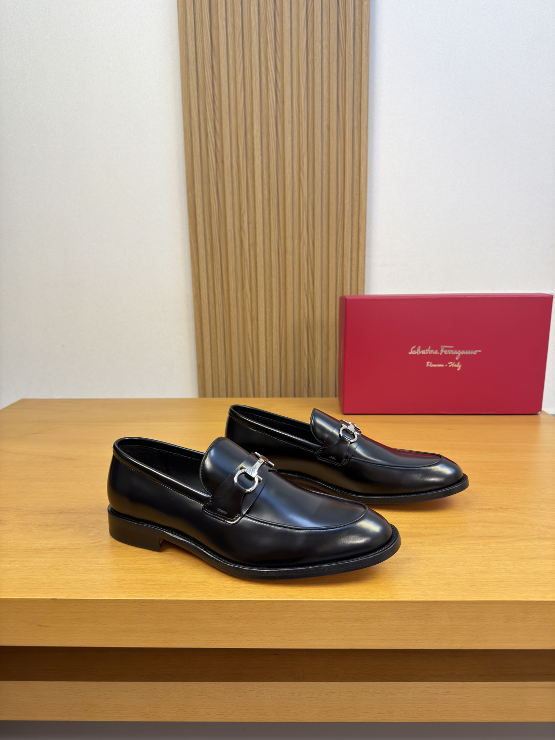 NO:930036,[Ferragamo] Ferragamo - high-end quality original order · formal leather shoes - open-edge beaded calf leather on the upper, piping technology, brand metal fastener cross-arm decoration - lining water-dyed cow leather - ultra-light TPR rubber outsole · genuine leather; combined molded leather outsole - ultra-high quality control · fine workmanship highlighted (high-end · luxury · grade) -Size  39-44 (38, 45, 46, can be customized)·FR0155,,ferragamo,ferragamo,cowhide,Leather soles19860909【 Ferragamo】菲拉格慕  -高端品质 原单·正装皮鞋 -鞋面开边珠小牛皮、鞋丹.车滚边工艺、品牌金属扣件横担装饰 -内里水染牛皮 -大底超轻TPR橡胶·真皮；组合成型真皮大底 -超高品控·做工精细凸显(高端·贵气·档次) -Size 39-44（38,45,46,可订做)·FR0155,,ferragamo,ferragamo,cowhide,Leather soles,Men's shoes