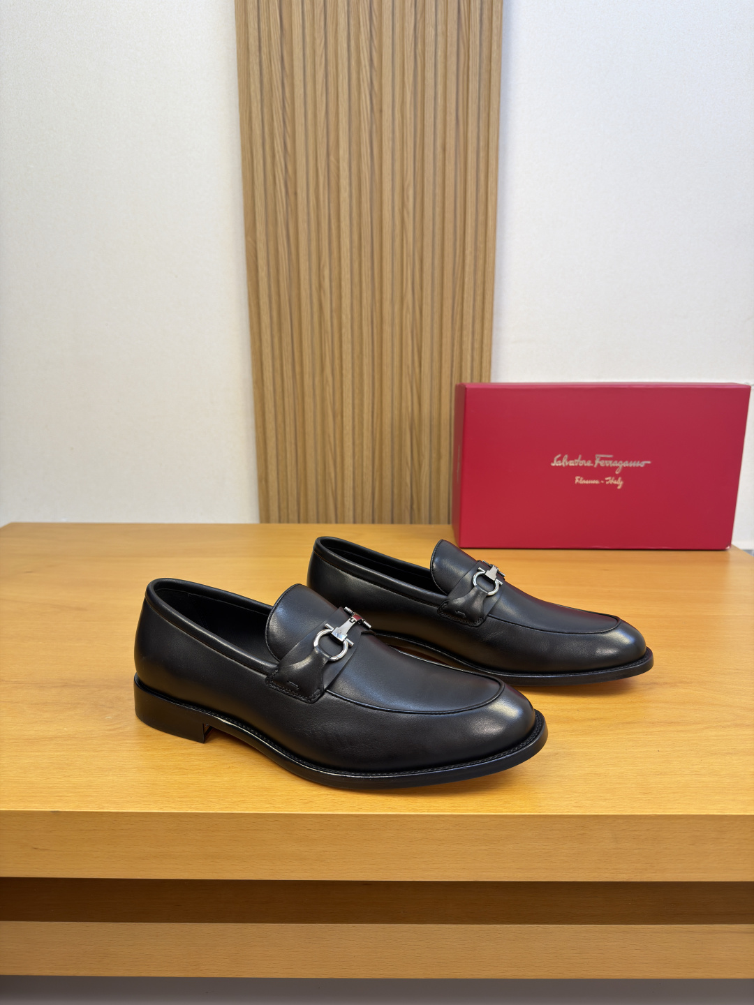 NO:930046,[Ferragamo] Ferragamo - high-end quality original order formal leather shoes - upper Nappa calfskin, shoe leather, piping technology, brand metal fastener cross-arm decoration - lining water-dyed cowhide - outsole ultra-light TPR rubber · genuine leather; combined molded leather outsole - ultra-high quality control · fine workmanship highlighted (high-end · luxury · grade) -Size  39-44 (38, 45, 46, can be customized)·FR0155,,ferragamo,ferragamo,cowhide,Leather soles19860909【 Ferragamo】菲拉格慕  -高端品质 原单·正装皮鞋 -鞋面纳帕小牛皮、鞋丹.车滚边工艺、品牌金属扣件横担装饰 -内里水染牛皮 -大底超轻TPR橡胶·真皮；组合成型真皮大底 -超高品控·做工精细凸显(高端·贵气·档次) -Size 39-44（38,45,46,可订做)·FR0155,,ferragamo,ferragamo,cowhide,Leather soles,Men's shoes