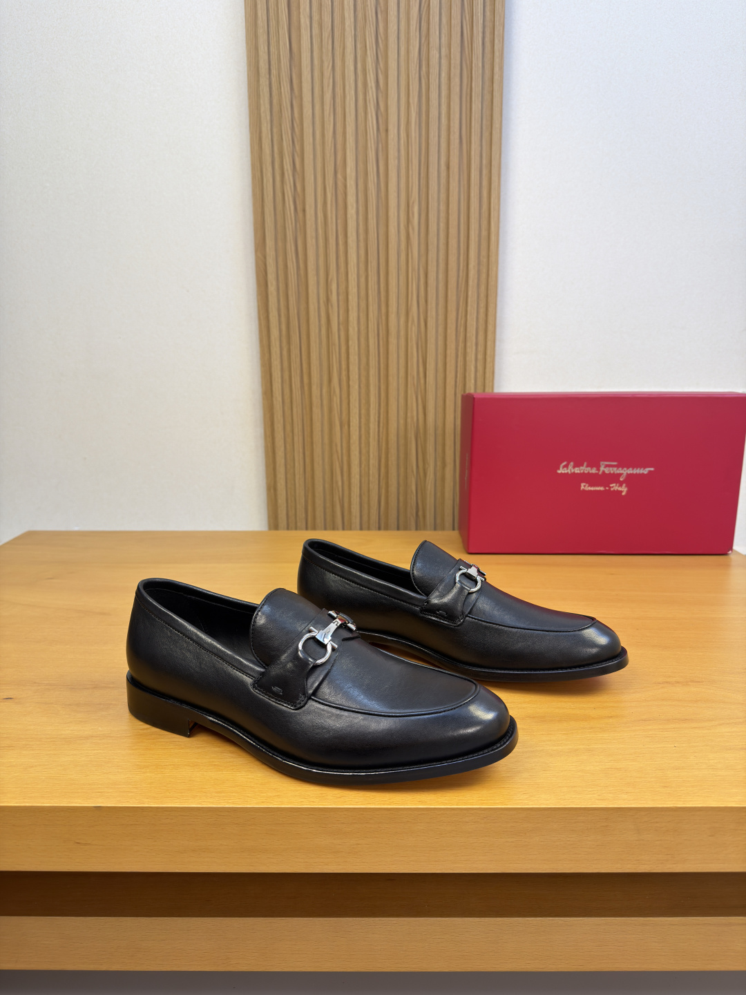 NO:930056,[Ferragamo] Ferragamo - high-end quality original order formal leather shoes - upper full-grain calfskin, shoe leather, piping technology, brand metal fastener cross-arm decoration - water-dyed cowhide lining - ultra-light TPR rubber outsole, genuine leather; combined molded leather outsole - ultra-high quality control, fine workmanship highlighted (high-end, luxury, grade) -Size  39-44 (38, 45, 46, can be customized)·FR0155,,ferragamo,ferragamo,cowhide,Leather soles19860909【 Ferragamo】菲拉格慕  -高端品质 原单·正装皮鞋 -鞋面全粒面小牛皮、鞋丹.车滚边工艺、品牌金属扣件横担装饰 -内里水染牛皮 -大底超轻TPR橡胶·真皮；组合成型真皮大底 -超高品控·做工精细凸显(高端·贵气·档次) -Size 39-44（38,45,46,可订做)·FR0155,,ferragamo,ferragamo,cowhide,Leather soles,Men's shoes