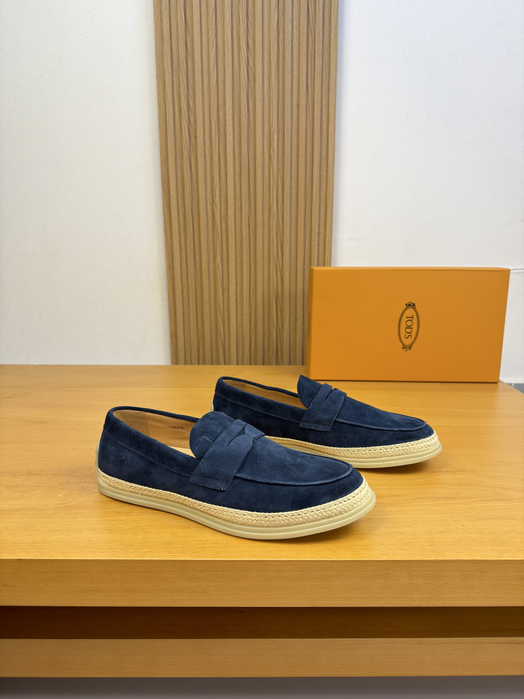 NO:930069,[TOD's] TOD's - high-end quality original single slip-on casual sports shoes - suede calfskin upper, stitching on the outside of the shoe tab, hemp rope surround, brand cross-arm decoration - water-dyed cowhide on the inside - ultra-light TPR rubber outsole; molded outsole - ultra-high quality control, fine workmanship (high-end, luxury, grade) -Size  39-44 (38,45, can be customized)·0155,,Tod's,sneakers,cowhide19860909【TOD's】托德斯 -高端品质 原单·休闲运动鞋一脚蹬 -鞋面反绒小牛皮、鞋丹外合车缝线、车麻绳围边、品牌横担装饰 -内里水染牛皮 -大底超轻TPR橡胶；成型大底 -超高品控·做工精细凸显(高端·贵气·档次) -Size 39-44（38,45,可订做)·0155,,Tod's,sneakers,cowhide,Men's shoes