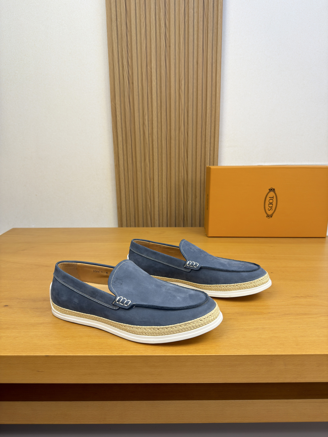 NO:930080,[TOD's] TOD's - high-end quality original single slip-on casual sports shoes - nubuck calfskin upper, stitching on the outside of the shoe tab, hemp rope surround, air-pressured brand logo on the tongue - water-dyed cowhide on the inside - ultra-light TPR rubber outsole; molded outsole - ultra-high quality control, fine workmanship (high-end, luxury, grade) -Size  39-44 (38,45, can be customized)·0155,,Tod's,sneakers,cowhide19860909【TOD's】托德斯 -高端品质 原单·休闲运动鞋一脚蹬 -鞋面磨砂小牛皮、鞋丹外合车缝线、车麻绳围边、鞋舌空压品牌logo图腾 -内里水染牛皮 -大底超轻TPR橡胶；成型大底 -超高品控·做工精细凸显(高端·贵气·档次) -Size 39-44（38,45,可订做)·0155,,Tod's,sneakers,cowhide,Men's shoes