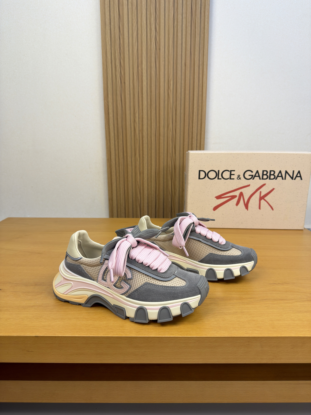 NO:930093,[DOLCE & GABBANA] Dolce & Gabbana - high-end quality original order·women's clothing·casual sports shoes -vampire suede calf leather, brand mesh canvas fabric, shoe body. Sewn brand totem, tongue, sewn brand cloth label, heel. Air-pressure brand logo -Water-dyed cowhide inside -Outsole ultra-light TPU foam·Rubber two-color molded outsole -Ultra-high quality control·Fine workmanship highlighted (high-end·luxury·grade) -Size  Same style for men and women 35-39 (female 40. Can be customized)·0527,,Dolce&Gabbana,Dolce&Gabbana,sneakers,cowhide19860909【DOLCE & GABBANA】杜嘉班纳 -高端品质 原单·女装·休闲运动鞋 -鞋面反绒小牛皮、品牌网帆布布匹、鞋身.车缝品牌图腾、鞋舌.车缝品牌布标,后跟.空压品牌logo -内里水染牛皮 -大底超轻TPU发泡·橡胶双色成型大底 -超高品控·做工精细凸显(高端·贵气·档次) -Size 男女同款35-39（女40.可订做)·0527,,Dolce&Gabbana,Dolce&Gabbana,sneakers,cowhide,Men's shoes