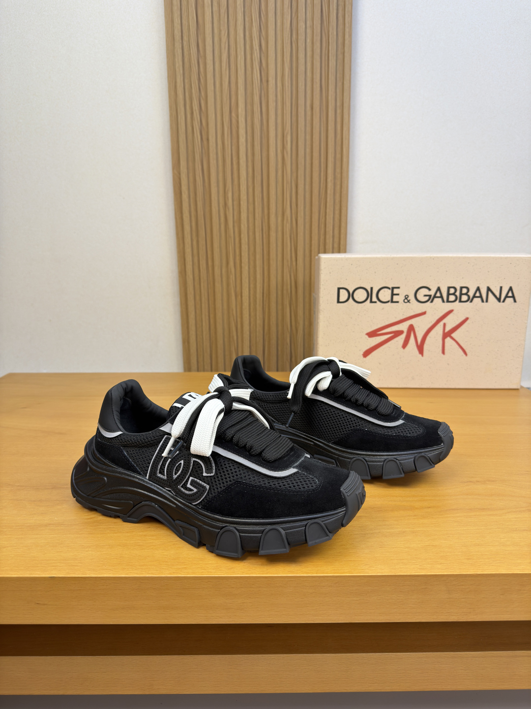 NO:930062,[DOLCE & GABBANA] Dolce & Gabbana - high-end quality original single, couple wear, casual sports shoes - suede calfskin upper, brand mesh canvas, shoe body, sewn brand totem, tongue, sewn brand cloth label, heel. Air-pressure brand logo - water-dyed cowhide inside - outsole, ultra-light TPU foam, rubber two-color molded outsole - ultra-high quality control, fine workmanship highlighted (high-end, luxury, grade) -Size  Same style for men and women 35-44 (Female 40. Men 38.45. Can be customized)·0527,,Dolce&Gabbana,Dolce&Gabbana,sneakers,cowhide19860909【DOLCE & GABBANA】杜嘉班纳 -高端品质 原单·情侣装·休闲运动鞋 -鞋面反绒小牛皮、品牌网帆布布匹、鞋身.车缝品牌图腾、鞋舌.车缝品牌布标,后跟.空压品牌logo -内里水染牛皮 -大底超轻TPU发泡·橡胶双色成型大底 -超高品控·做工精细凸显(高端·贵气·档次) -Size 男女同款35-44（女40.男38.45.可订做)·0527,,Dolce&Gabbana,Dolce&Gabbana,sneakers,cowhide,Men's shoes
