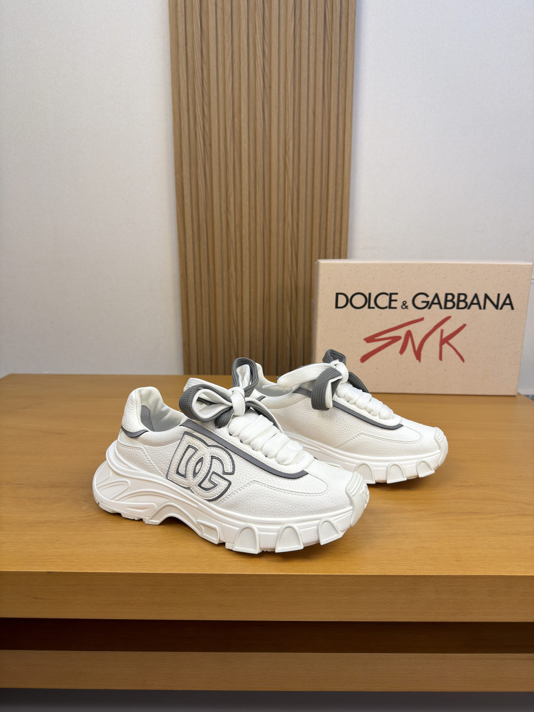 NO:930075,[DOLCE & GABBANA] Dolce & Gabbana - high-end quality original single, couple wear, casual sports shoes - upper pebbled calfskin, shoe body, sewn brand totem, tongue, sewn brand cloth label, heel. Air-pressure brand logo - water-dyed cowhide inside - outsole ultra-light TPU foam · rubber two-color molded outsole - ultra-high quality control · fine workmanship highlighted (high-end, luxury, grade) -Size  Same style for men and women 35-44 (Female 40. Men 38.45. Can be customized)·0527,,Dolce&Gabbana,Dolce&Gabbana,sneakers,cowhide19860909【DOLCE & GABBANA】杜嘉班纳 -高端品质 原单·情侣装·休闲运动鞋 -鞋面荔纹小牛皮、鞋身.车缝品牌图腾、鞋舌.车缝品牌布标,后跟.空压品牌logo -内里水染牛皮 -大底超轻TPU发泡·橡胶双色成型大底 -超高品控·做工精细凸显(高端·贵气·档次) -Size 男女同款35-44（女40.男38.45.可订做)·0527,,Dolce&Gabbana,Dolce&Gabbana,sneakers,cowhide,Men's shoes