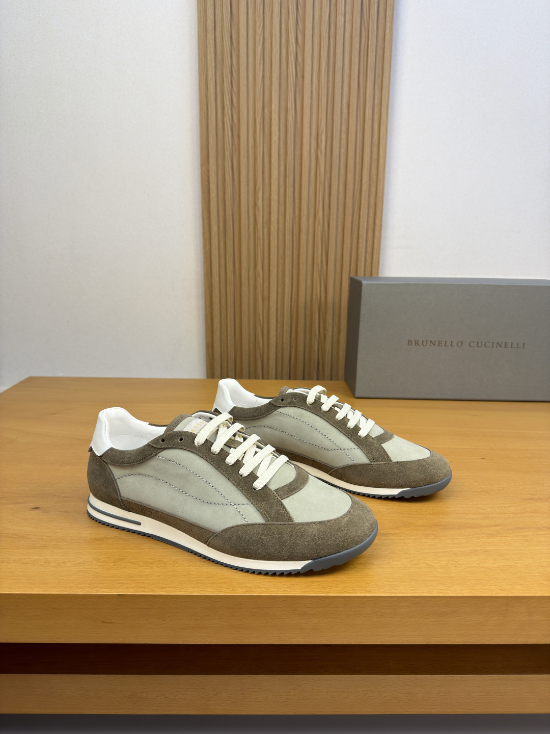 NO:930087,[Brunello Cucinelli] Brunello Cucinelli - high-end quality original casual sports shoes - upper imported nappa calfskin, frosted calfskin, suede calfskin, tongue. Heel. Silk-screen brand logo totem - Water-dyed cowhide inside - Outsole ultra-light TPR rubber; two-color molded outsole - Ultra-high quality control, fine workmanship highlighted (high-end, luxury, grade) -Size  39-44 (38, 45, 46, can be customized)·BC0126,, brunello cucinelli, sneakers, cowhide19860909【 Brunello Cucinelli】布鲁内洛·库奇内利 -高端品质 原单·休闲运动鞋 -鞋面进口纳帕小牛皮、磨砂小牛皮、反绒小牛皮、鞋舌.后跟.丝印品牌logo图腾 -内里水染牛皮 -大底超轻TPR·橡胶；双色成型大底 -超高品控·做工精细凸显(高端·贵气·档次) -Size 39-44（38,45,46,可订做)·BC0126,,brunello cucinelli,sneakers,cowhide,Men's shoes