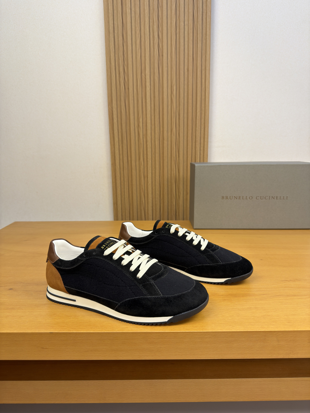 NO:930098,[Brunello Cucinelli] Brunello Cucinelli - High-end quality original single casual sports shoes - Imported nappa calfskin, suede calfskin, cashmere fabric for the upper, tongue. Heel. Silk-printed brand logo totem - Water-dyed cowhide inside - Ultra-light TPR rubber outsole; two-color molded outsole - Ultra-high quality control, fine workmanship highlighted (high-end, luxury, grade) -Size  39-44 (38, 45, 46, can be customized)·BC0126,, brunello cucinelli, sneakers, cowhide19860909【 Brunello Cucinelli】布鲁内洛·库奇内利 -高端品质 原单·休闲运动鞋 -鞋面进口纳帕小牛皮、反绒小牛皮、羊绒织物布匹、鞋舌.后跟.丝印品牌logo图腾 -内里水染牛皮 -大底超轻TPR·橡胶；双色成型大底 -超高品控·做工精细凸显(高端·贵气·档次) -Size 39-44（38,45,46,可订做)·BC0126,,brunello cucinelli,sneakers,cowhide,Men's shoes