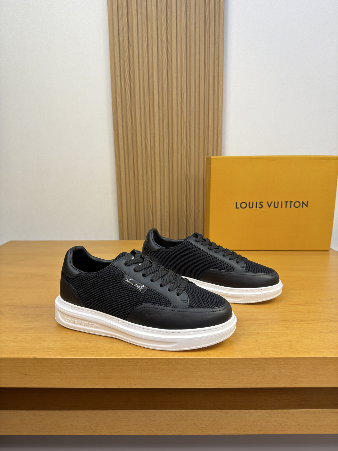 NO:930108,[Louis Vuitton] Louis Vuitton - high-end quality original order·casual sports shoes -imported nappa calfskin upper, brand hollow mesh canvas fabric, shoe body, tongue, heel, silk screen brand LOGO -water-dyed cowhide lining -ultra-light TPU foam outsole; molded outsole -super high quality control, fine workmanship highlighted (high-end, luxury, grade) -Size  39-44 (38,45, can be customized)·L0111,,louis vuitton,louis vuitton,sneakers,cowhide19860909【Louis Vuitton】路易威登 -高端品质 原单·休闲运动鞋 -鞋面进口纳帕小牛皮、品牌镂空网帆布布匹、鞋身.鞋舌.后跟.丝印品牌LOGO -内里水染牛皮 -大底超轻TPU发泡；成型大底 -超高品控·做工精细凸显(高端·贵气·档次) -Size 39-44（38,45,可订做)·L0111,,louis vuitton,louis vuitton,sneakers,cowhide,Men's shoes