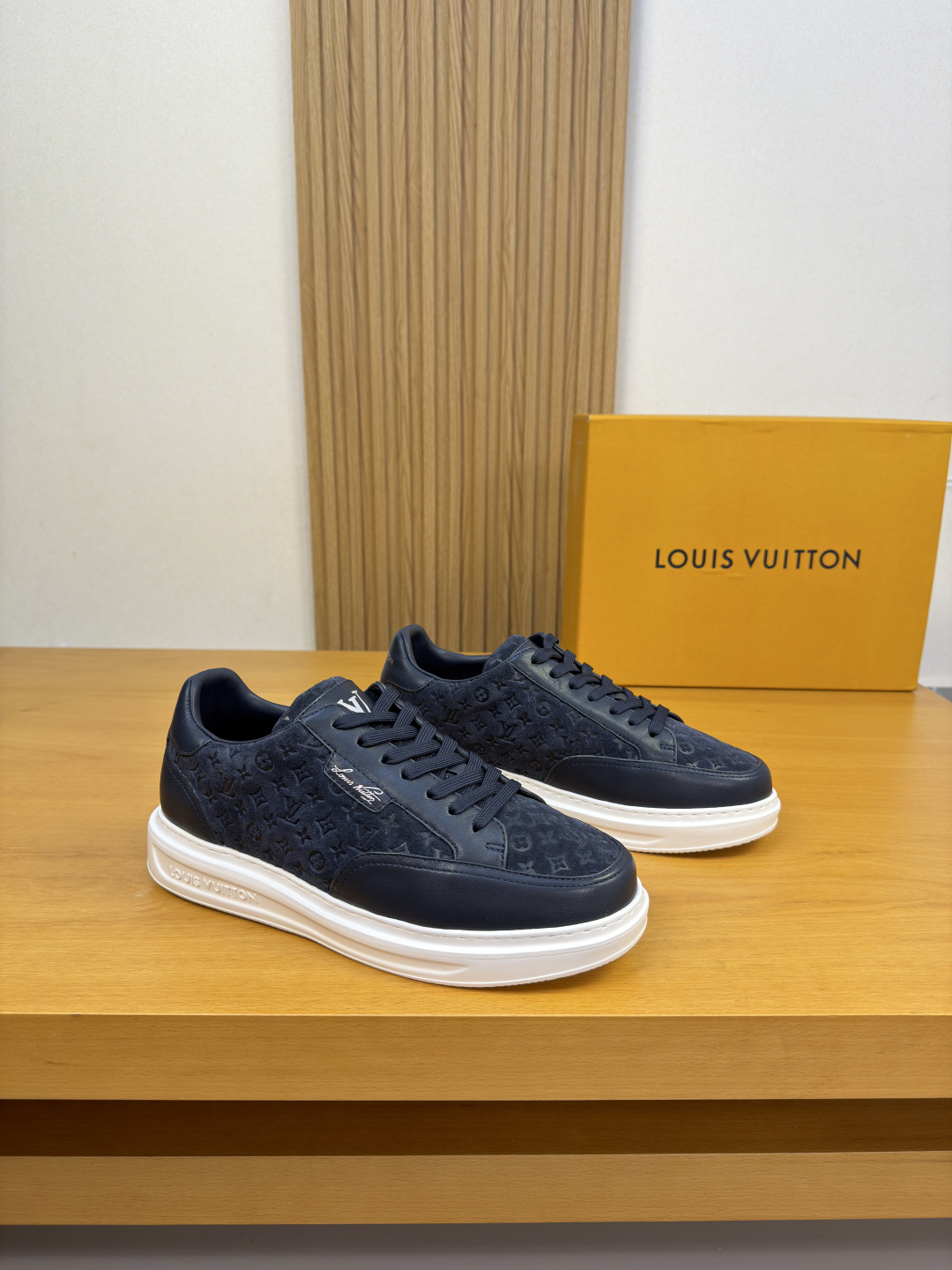 NO:930001,[Louis Vuitton] Louis Vuitton - high-end quality original order·casual sports shoes -imported nappa calfskin upper, suede calfskin air-pressure brand totem, shoe body, tongue, heel, silk screen brand LOGO -water-dyed cowhide lining -ultra-light TPU foam outsole; molded outsole -super high quality control, fine workmanship highlighted (high-end, luxury, grade) -Size  39-44 (38,45, can be customized)·L0111,,louis vuitton,louis vuitton,sneakers,cowhide19860909【Louis Vuitton】路易威登 -高端品质 原单·休闲运动鞋 -鞋面进口纳帕小牛皮、反绒小牛皮空压品牌图腾、鞋身.鞋舌.后跟.丝印品牌LOGO -内里水染牛皮 -大底超轻TPU发泡；成型大底 -超高品控·做工精细凸显(高端·贵气·档次) -Size 39-44（38,45,可订做)·L0111,,louis vuitton,louis vuitton,sneakers,cowhide,Men's shoes