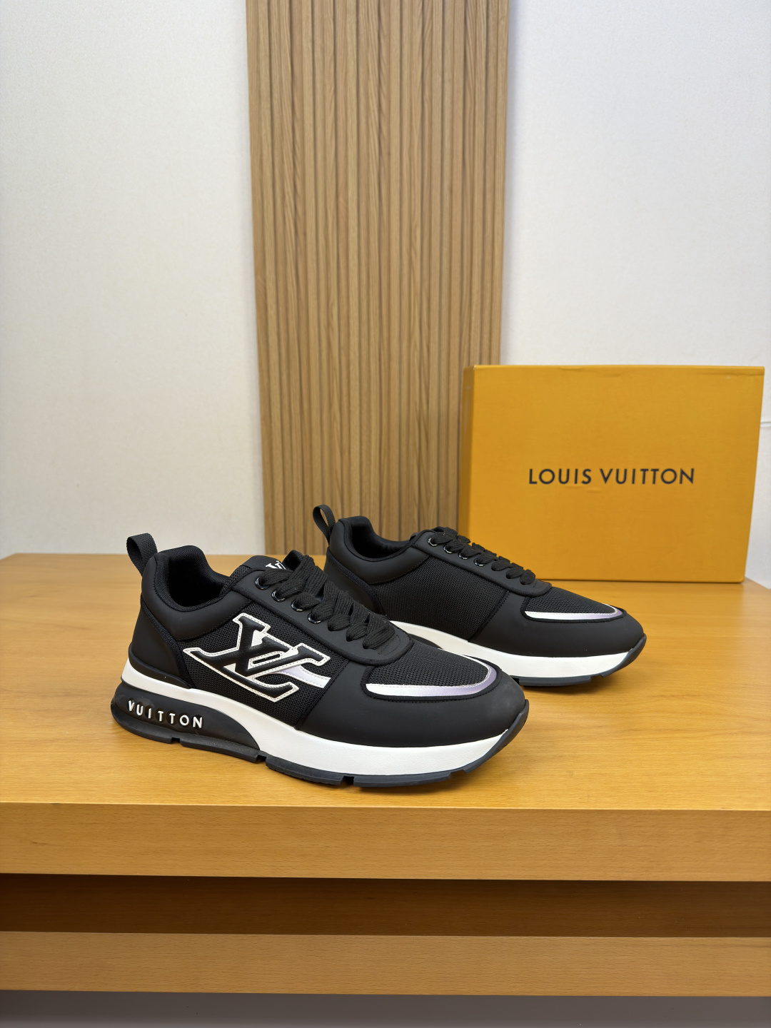 NO:930009,[Louis Vuitton] Louis Vuitton - high-end quality original casual sports shoes - upper Nappa calfskin, shoe body canvas cloth. Sewing brand totem, tongue. Sewing brand logo cloth label - Inner brand canvas - Ultra-light TPU foam rubber outsole; two-color molded outsole - Ultra-high quality control, fine workmanship highlights (high-end, luxury, grade) -Size  39-44 (38, 45, 46, can be customized)·L0126,,louis vuitton,louis vuitton,sneakers,cowhide19860909【Louis Vuitton】路易威登 -高端品质 原单·休闲运动鞋 -鞋面纳帕小牛皮、鞋身帆布布匹.车缝品牌图腾、鞋舌.车缝品牌Logo布标 -内里品牌帆布 -大底超轻TPU发泡·橡胶; 双色成型大底 -超高品控·做工精细凸显(高端·贵气·档次) -Size 39-44（38,45,46,可订做)·L0126,,louis vuitton,louis vuitton,sneakers,cowhide,Men's shoes