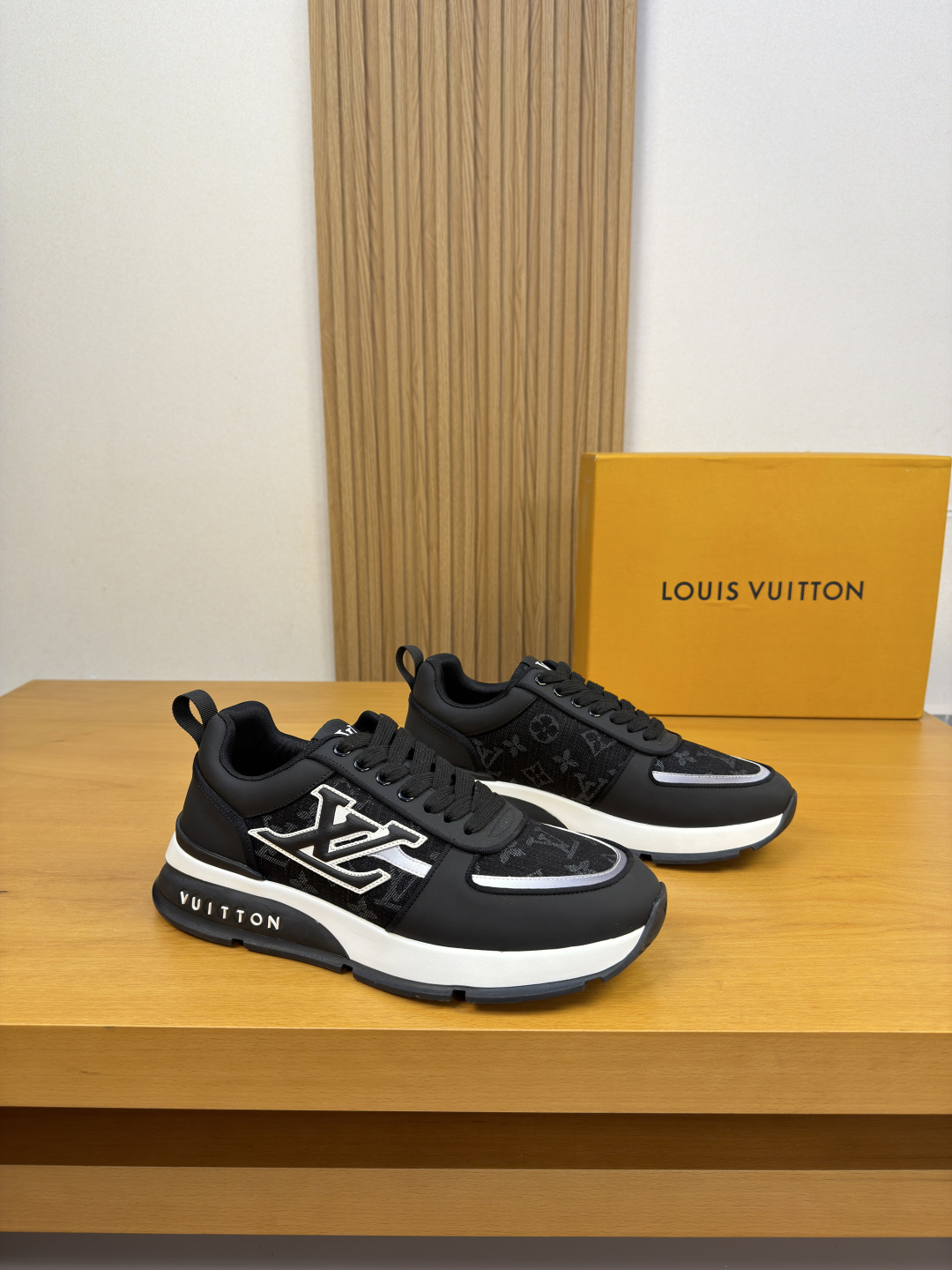NO:930017,[Louis Vuitton] Louis Vuitton - high-end quality original casual sports shoes - upper Nappa calfskin, shoe body brand totem canvas cloth. Sewing brand totem, tongue. Sewing brand logo cloth label - Inner brand canvas - Ultra-light TPU foam rubber outsole; two-color molded outsole - Ultra-high quality control, fine workmanship highlights (high-end, luxury, grade) -Size  39-44 (38, 45, 46, can be customized)·L0126,,louis vuitton,louis vuitton,sneakers,cowhide19860909【Louis Vuitton】路易威登 -高端品质 原单·休闲运动鞋 -鞋面纳帕小牛皮、鞋身品牌图腾帆布布匹.车缝品牌图腾、鞋舌.车缝品牌Logo布标 -内里品牌帆布 -大底超轻TPU发泡·橡胶; 双色成型大底 -超高品控·做工精细凸显(高端·贵气·档次) -Size 39-44（38,45,46,可订做)·L0126,,louis vuitton,louis vuitton,sneakers,cowhide,Men's shoes