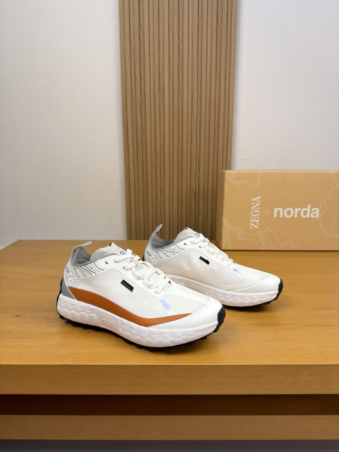 NO:930026,[zegna] Ermenegildo Zegna co-branded norda sports running shoes. This sports running shoe has excellent upper-foot breathability. This dynamic and energetic sports running shoe provides you with solid support and shows off your individual style. The distinctive contrasting color design can attract attention both inside and outside the sports field. The midsole lasting method allows for a movable foot bed. The shoes are light and easy to wear, and the soles are soft, elastic and comfortable. The outsole is designed with Vlbram brand LOGO plate, which is anti-shock and anti-slip.  The perfect integration of production technology and high technology, extraordinary comfort and excellent performance. Size 39/40/41/42/43/44 (38, 45, customizable) New packaging, comes with shoe storage bag, zegna19860909【zegna】杰尼亚联名款norda 运动跑鞋 这款运动跑鞋上脚透气性超好,这款满蕴动感活力的运动跑鞋为您提供稳固支撑,秀出个性风采.鲜明的撞色设计,不论运动场内外,均能造就瞩目焦点.车中底套楦做法,可活动脚床.鞋子轻便好穿,鞋底软弹舒适,大底设计为Vlbram品牌LOGO底片,防震防滑. 制作工艺与高科技完美融合、舒适不凡,性能优异. 尺码39/40/41/42/43/44（38,45,可定制）新包装,随附鞋履收纳袋,,zegna,Men's shoes