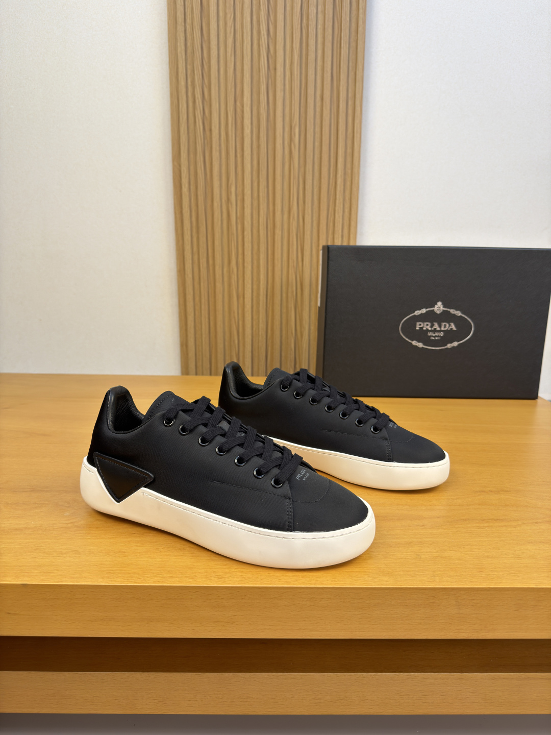 NO:930458,[PRADA] Prada - high-end quality original order casual sports shoes - upper imported brand high mercerized canvas fabric, shoe body. Sewing brand △ totem, toe cap. Silk screen printing brand logo - water-dyed cowhide inside, feet; brand canvas - outsole ultra-light TPR rubber; molded outsole - ultra-high quality control, fine workmanship highlighted (high-end, luxury, grade) -Size  38-44 (45, 46, can be customized)·PRD0157,,prada,prada,sneakers,cowhide19860909【 PRADA】普拉达 -高端品质 原单·休闲运动鞋 -鞋面进口品牌高丝光帆布布匹、鞋身.车缝品牌△图腾、鞋头.丝印品牌logo -内里水染牛皮,垫脚；品牌帆布 -大底超轻TPR·橡胶; 成型大底 -超高品控·做工精细凸显(高端·贵气·档次) -Size 38-44（45,46,可订做)·PRD0157,,prada,prada,sneakers,cowhide,Men's shoes