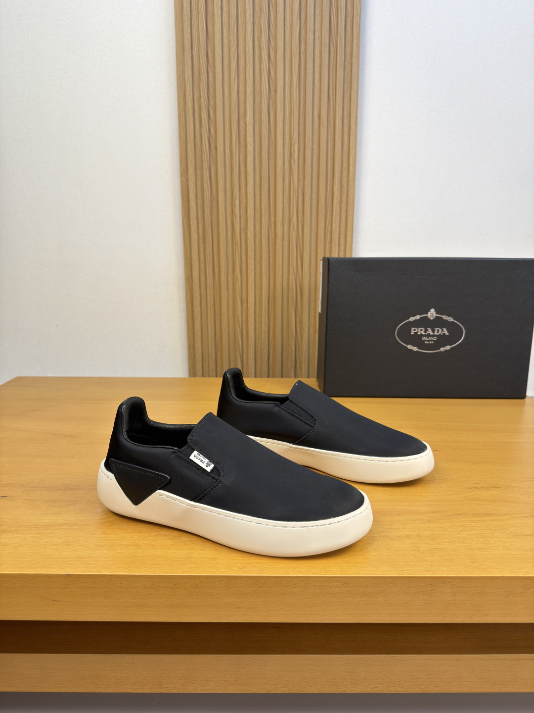 NO:930373,[PRADA] Prada - high-end quality original single slip-on casual sports shoes - upper imported brand high mercerized canvas fabric, shoe body. Sewn brand △ totem, tongue. Sewn brand logo cloth label - Water-dyed cowhide inside, foot pad; brand canvas - Outsole ultra-light TPR rubber; Molded outsole - Ultra-high quality control, fine workmanship highlighted (high-end, luxury, grade) -Size  38-44 (45, 46, can be customized)·PRD0157,,prada,prada,sneakers,cowhide19860909【 PRADA】普拉达 -高端品质 原单·休闲运动鞋一脚蹬 -鞋面进口品牌高丝光帆布布匹、鞋身.车缝品牌△图腾、鞋舌.车缝品牌logo布标 -内里水染牛皮,垫脚；品牌帆布 -大底超轻TPR·橡胶; 成型大底 -超高品控·做工精细凸显(高端·贵气·档次) -Size 38-44（45,46,可订做)·PRD0157,,prada,prada,sneakers,cowhide,Men's shoes