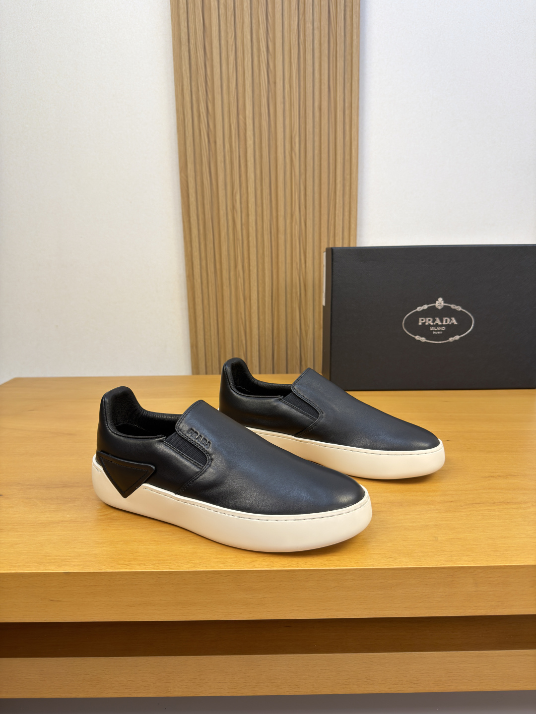 NO:930383,[PRADA] Prada - high-end quality original single slip-on casual sports shoes - upper imported nappa calfskin, shoe body. Sewing brand △ totem, tongue. Air pressure brand logo - water-dyed cowhide inside, feet; brand canvas - outsole ultra-light TPR rubber; molded outsole - ultra-high quality control, fine workmanship highlighted (high-end, luxury, grade) -Size  38-44 (45, 46, can be customized)·PRD0157,,prada,prada,sneakers,cowhide19860909【 PRADA】普拉达 -高端品质 原单·休闲运动鞋一脚蹬 -鞋面进口纳帕小牛皮、鞋身.车缝品牌△图腾、鞋舌.空压品牌logo -内里水染牛皮,垫脚；品牌帆布 -大底超轻TPR·橡胶; 成型大底 -超高品控·做工精细凸显(高端·贵气·档次) -Size 38-44（45,46,可订做)·PRD0157,,prada,prada,sneakers,cowhide,Men's shoes