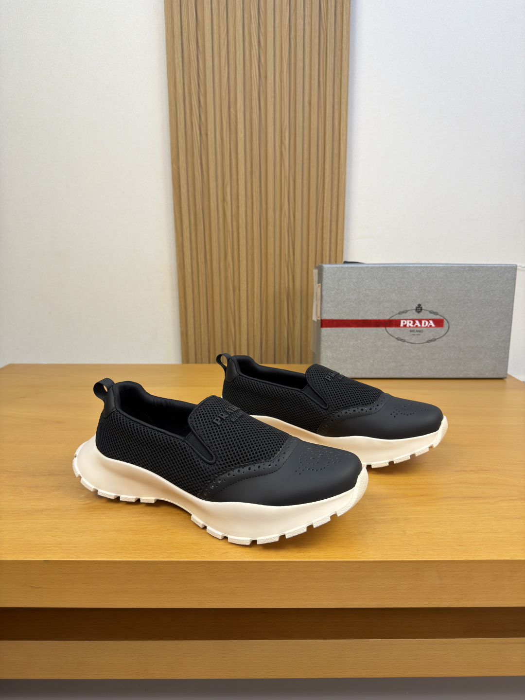 NO:930044,[PRADA] Prada - high-end quality original slip-on casual sports shoes - Original nappa calfskin upper. Hand-punched craftsmanship, high mercerized hollow mesh canvas, tongue. Injection brand logo, heel. Sewn brand webbing - Water-dyed cowhide lining - Ultra-light TPU foam outsole; Molded outsole - Ultra-high quality control, fine workmanship highlighted (high-end, luxury, grade) -Size  39-44 (38, 45, 46, can be customized)·FR0513,, prada, prada, sneakers, cowhide19860909【 PRADA】普拉达 -高端品质 原单·休闲运动鞋一脚蹬 -鞋面原版纳帕小牛皮.手工打孔工艺、高丝光镂空网帆布、鞋舌.注塑品牌logo、鞋后跟.车缝品牌织带 -内里水染牛皮 -大底超轻TPU·发泡; 成型大底 -超高品控·做工精细凸显(高端·贵气·档次) -Size 39-44（38,45,46,可订做)·FR0513,,prada,prada,sneakers,cowhide,Men's shoes