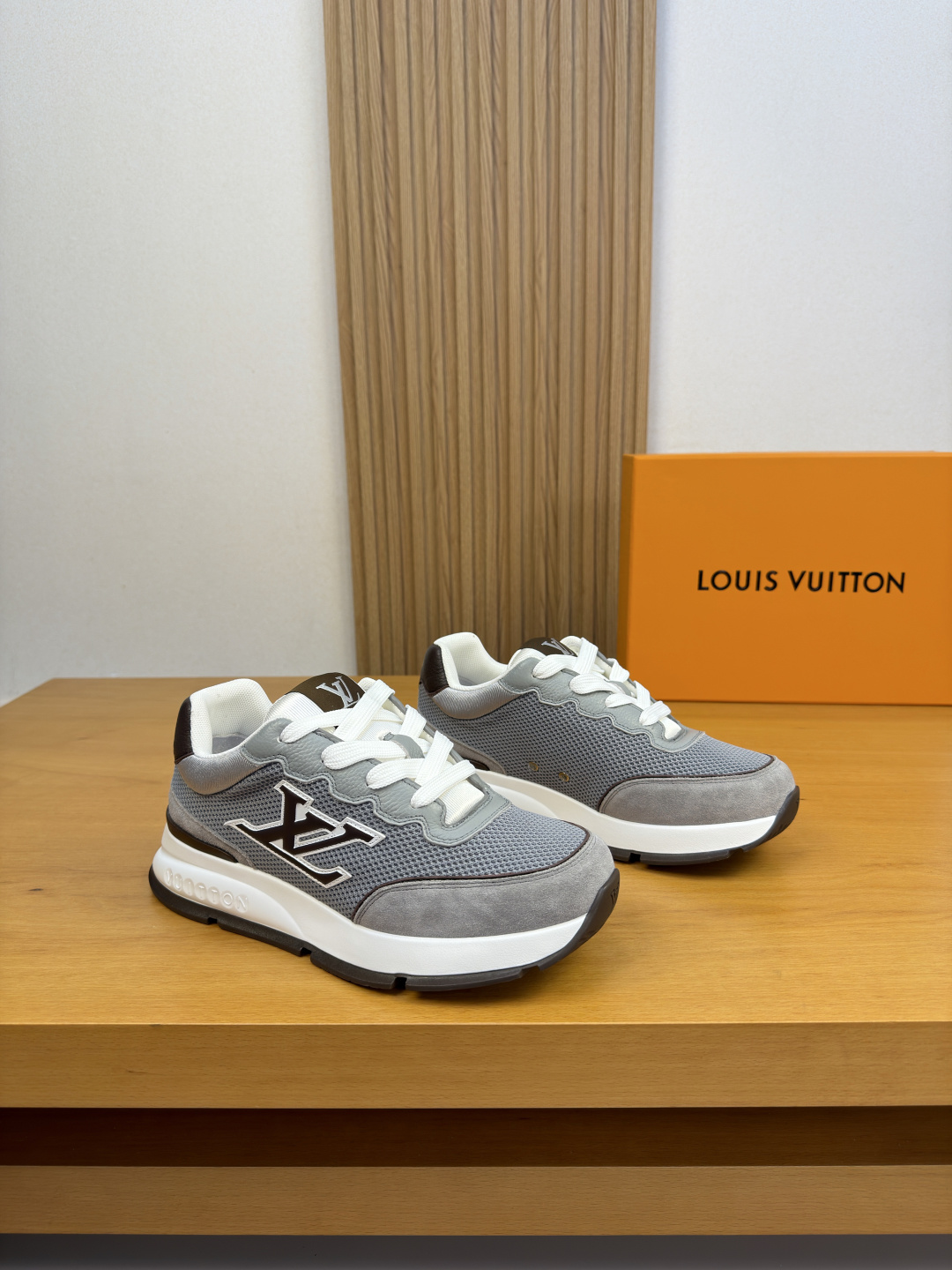 NO:930057,【Louis Vuitton】Louis Vuitton - high-end quality original couple's wear casual sports sneakers - original pebbled calfskin upper, brand hollow mesh canvas fabric, shoe body. Sewn brand totem. Tongue. Sewn brand logo cloth label, heel. Silk screen brand logo - Inner brand canvas - Outsole ultra-light TPU foam rubber; two-color molded outsole  -Ultra-high quality control, exquisite workmanship (high-end, luxury, class) -Size 35-44 for men and women (34.40.41 for women, 38.45.46 for men, can be customized)·L0179,, louis vuitton, louis vuitton, cowhide19860909【Louis Vuitton】路易威登 -高端品质 原单 情侣装 休闲运动板鞋 -鞋面原版荔纹小牛皮、品牌镂空网帆布布匹、鞋身.车缝品牌图腾.鞋舌.车缝品牌Logo布标、后跟.丝印品牌logo -内里品牌帆布 -大底超轻TPU发泡·橡胶；双色成型大底 -超高品控·做工精细凸显(高端·贵气·档次) -Size 男女同款35-44（女34.40.41.男38.45.46.可订做)·L0179,,louis vuitton,louis vuitton,cowhide,Men's shoes