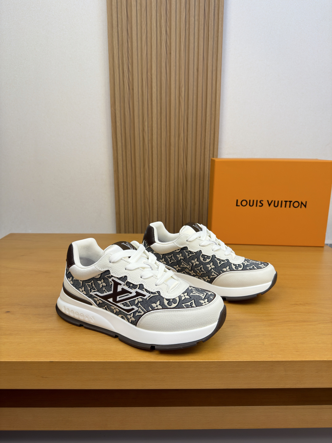 NO:930070,[Louis Vuitton] Louis Vuitton - High-end quality original couple's wear casual sports sneakers - Original pebbled calfskin upper, brand totem cloth, shoe body. Sewn brand totem. Tongue. Sewn brand logo cloth label, heel. Silk screen brand logo - Inner brand canvas - Outsole ultra-light TPU foam rubber; two-color molded outsole - Ultra-high quality control, fine workmanship highlighted (high-end, luxury, grade) -Size  Same style for men and women 35-44 (women 34.40.41. men 38.45.46. can be customized)·L0179,,louis vuitton,louis vuitton,cowhide19860909【Louis Vuitton】路易威登 -高端品质 原单 情侣装 休闲运动板鞋 -鞋面原版荔纹小牛皮、品牌图腾布匹、鞋身.车缝品牌图腾.鞋舌.车缝品牌Logo布标、后跟.丝印品牌logo -内里品牌帆布 -大底超轻TPU发泡·橡胶；双色成型大底 -超高品控·做工精细凸显(高端·贵气·档次) -Size 男女同款35-44（女34.40.41.男38.45.46.可订做)·L0179,,louis vuitton,louis vuitton,cowhide,Men's shoes