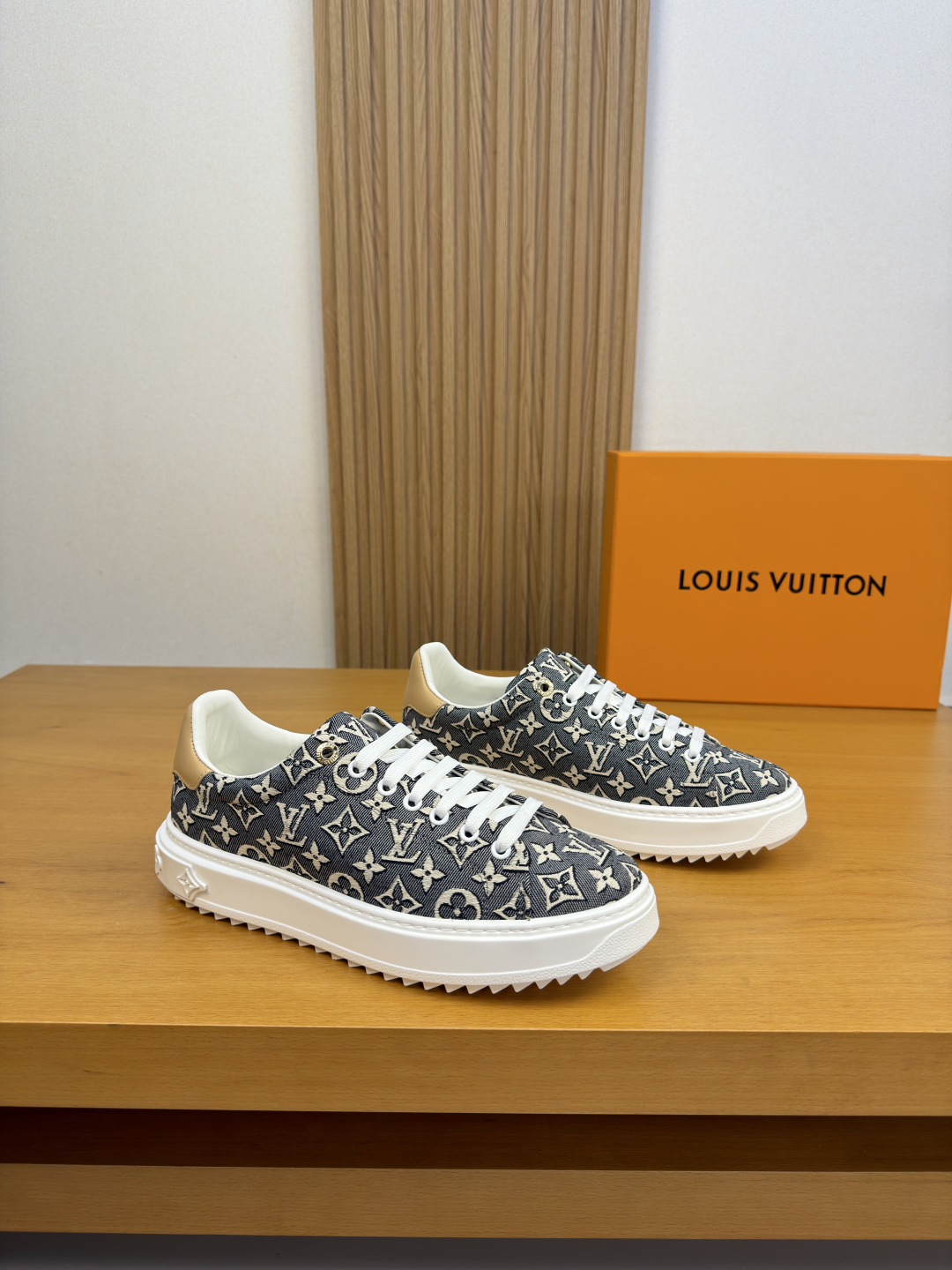 NO:930082,[Louis Vuitton] Louis Vuitton - High-end quality original couple's wear casual sports sneakers - Original nappa calfskin upper, brand totem cloth, heel. Silk screen brand logo - Water-dyed cowhide inside - Outsole ultra-light TPU foam rubber; molded outsole - Ultra-high quality control, fine workmanship highlighted (high-end, luxury, grade) -Size  Same style for men and women 35-44 (women 34.40.41. men 38.45.46. can be customized)·L0179,,louis vuitton,louis vuitton,cowhide19860909【Louis Vuitton】路易威登 -高端品质 原单 情侣装 休闲运动板鞋 -鞋面原版纳帕小牛皮、品牌图腾布匹、后跟.丝印品牌logo -内里水染牛皮 -大底超轻TPU发泡·橡胶；成型大底 -超高品控·做工精细凸显(高端·贵气·档次) -Size 男女同款35-44（女34.40.41.男38.45.46.可订做)·L0179,,louis vuitton,louis vuitton,cowhide,Men's shoes