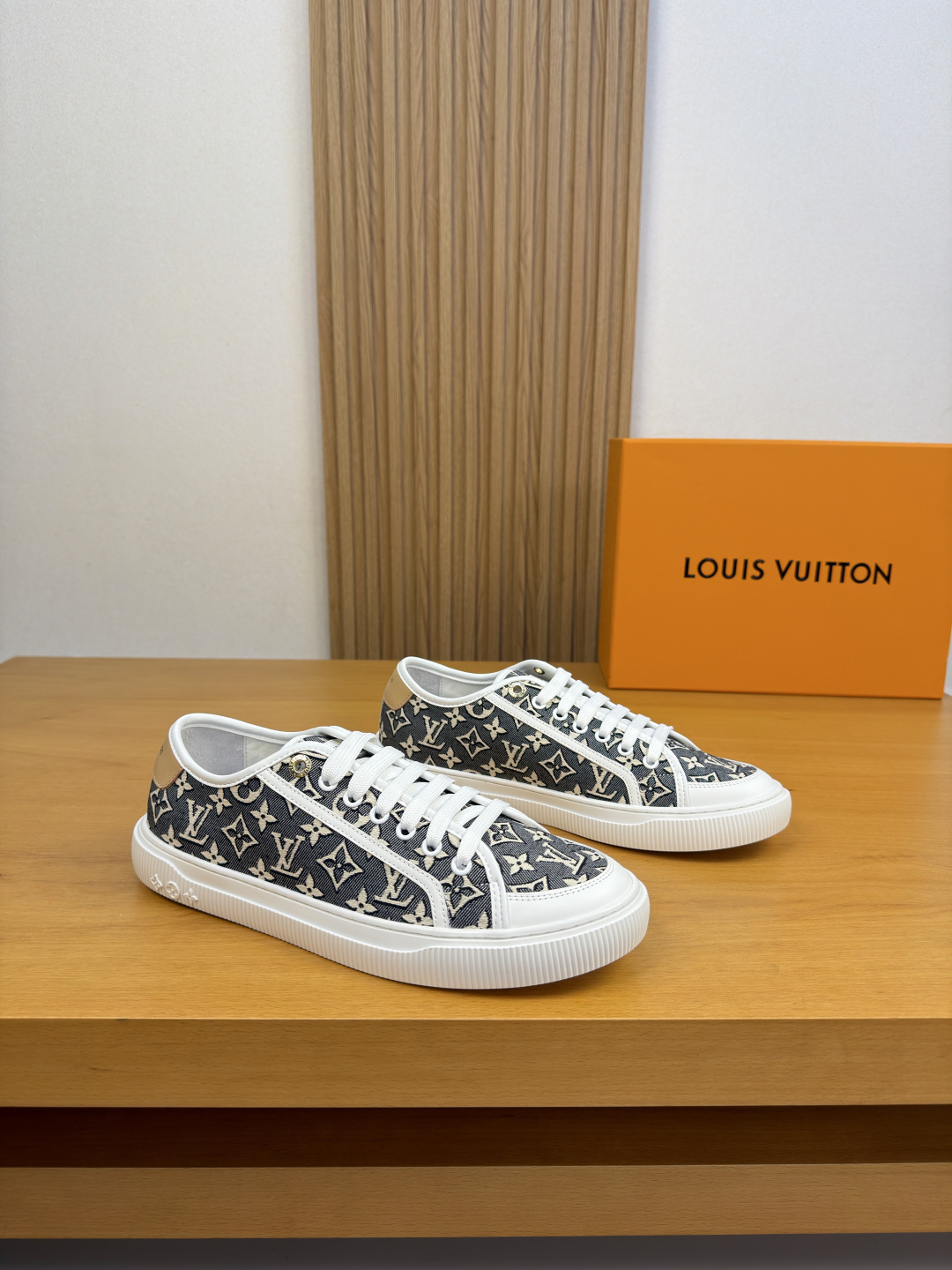 NO:929997,[Louis Vuitton] Louis Vuitton - high-end quality original couple's wear casual sports sneakers - upper Nappa calfskin, brand totem denim canvas, shoe ear brand logo eyelet buckle, tongue and heel; silk screen brand logo - water-dyed cowhide inside, foot pad; brand canvas - outsole ultra-light TPR rubber; molded outsole - ultra-high quality control and fine workmanship (high-end, luxury, grade) -Size  Same style for men and women 35-44 (women 34.40.41. men 45.46. can be customized)·L0179,,louis vuitton,louis vuitton,cowhide19860909【Louis Vuitton】路易威登 -高端品质 原单 情侣装 休闲运动板鞋 -鞋面纳帕小牛皮、品牌图腾牛仔帆布匹、鞋耳品牌logo鸡眼扣、鞋舌.后跟；丝印品牌Logo -内里水染牛皮,垫脚；品牌帆布 -大底超轻TPR·橡胶；成型大底 -超高品控·做工精细凸显(高端·贵气·档次) -Size 男女同款35-44（女34.40.41.男45.46.可订做)·L0179,,louis vuitton,louis vuitton,cowhide,Men's shoes