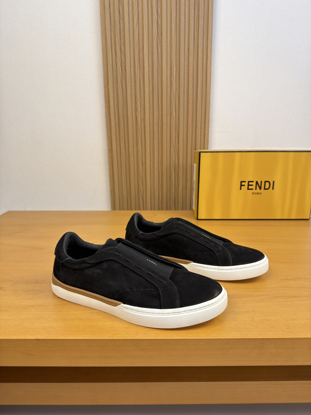 NO:930006,[Fendi] Fendi - High-end quality original casual sports shoes - Original pebbled calfskin upper, shoe body. Hand-stitched mark thread, brand logo elastic band - Water-dyed cowhide lining - Ultra-light TPR rubber outsole; two-color molded outsole - Ultra-high quality control, fine workmanship (high-end, luxury, grade) -Size  39-44 (45.46. Can be customized)·FD0126,,fendi,fendi,cowhide19860909【Fendi】芬迪 -高端品质 原单·休闲运动板鞋 -鞋面原版荔纹磨砂小牛皮、鞋身.手工串缝马克线、品牌logo松紧带 -内里水染牛皮 -大底超轻TPR·橡胶；双色成型大底 -超高品控·做工精细凸显(高端·贵气·档次) -Size 39-44（45.46.可订做)·FD0126,,fendi,fendi,cowhide,Men's shoes