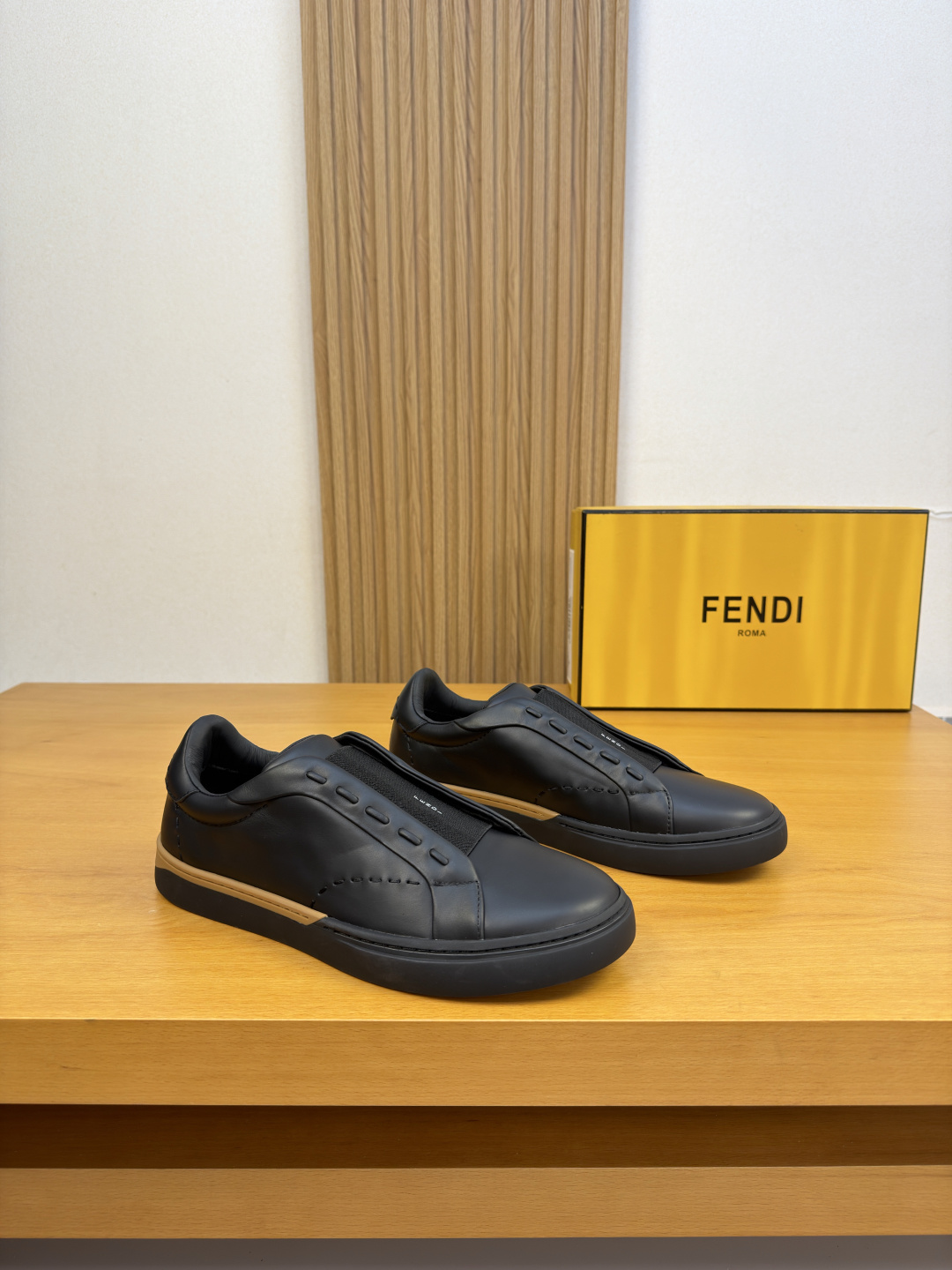 NO:930016,[Fendi] Fendi - High-end quality original casual sports sneakers - Original silk calfskin upper, shoe body. Hand-stitched mark thread, brand logo elastic band - Water-dyed cowhide lining - Ultra-light TPR rubber outsole; two-color molded outsole - Ultra-high quality control, fine workmanship highlighted (high-end, luxury, grade) -Size  39-44 (45.46. Can be customized)·FD0126,,fendi,fendi,cowhide19860909【Fendi】芬迪 -高端品质 原单·休闲运动板鞋 -鞋面原版丝绸小牛皮、鞋身.手工串缝马克线、品牌logo松紧带 -内里水染牛皮 -大底超轻TPR·橡胶；双色成型大底 -超高品控·做工精细凸显(高端·贵气·档次) -Size 39-44（45.46.可订做)·FD0126,,fendi,fendi,cowhide,Men's shoes