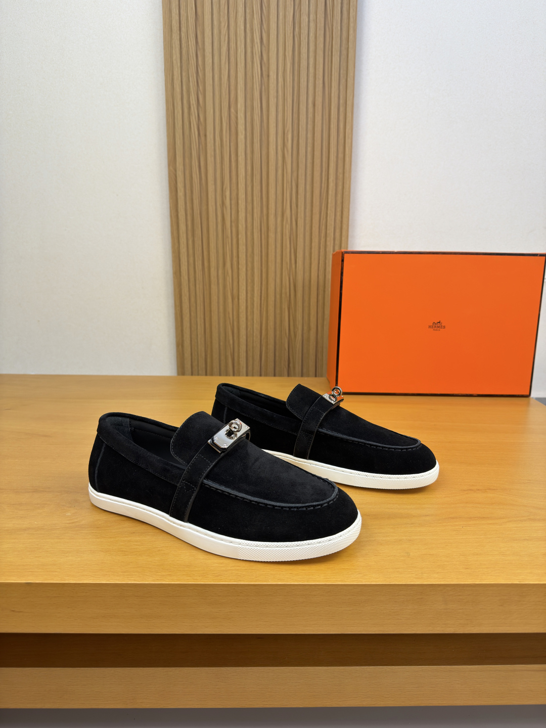NO:930416,[HERMES] Hermès - high-end quality original casual sports sneakers - original suede calfskin upper, shoe leather, outer sewing stitching, tongue brand metal fastener cross-arm decoration - water-dyed cowhide inside - ultra-light original TPR rubber outsole; molded outsole - ultra-high quality control, fine workmanship highlighted (high-end, luxury, grade) -Size  39-44 (38.45.46. Can be customized)·H0231,,hermes,hermes,cowhide19860909【 HERMES】爱马仕 -高端品质 原单·休闲运动板鞋一脚蹬 -鞋面原版反绒小牛皮、鞋丹.外合车缝线工艺、鞋舌品牌金属扣件横担装饰 -内里水染牛皮 -大底超轻原版TPR.橡胶；成型大底 -超高品控·做工精细凸显(高端·贵气·档次) -Size 39-44（38.45.46.可订做)·H0231,,hermes,hermes,cowhide,Men's shoes