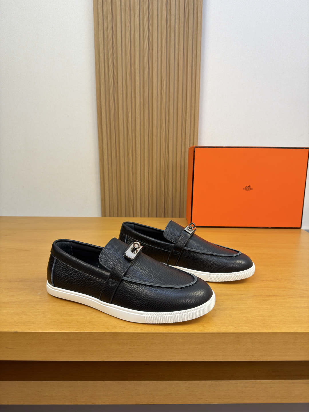 NO:930426,[HERMES] Hermès - High-end quality original casual sports sneakers - Original pebbled calf leather on the upper, stitching on the outside, and branded metal fastener cross-arm decoration on the tongue - Water-dyed cow leather on the inside - Ultra-light original TPR rubber on the outsole; Molded outsole - Ultra-high quality control, fine workmanship highlighted (high-end, luxury, grade) -Size  39-44 (38.45.46. Can be customized)·H0231,,hermes,hermes,cowhide19860909【 HERMES】爱马仕 -高端品质 原单·休闲运动板鞋一脚蹬 -鞋面原版荔纹小牛皮、鞋丹.外合车缝线工艺、鞋舌品牌金属扣件横担装饰 -内里水染牛皮 -大底超轻原版TPR.橡胶；成型大底 -超高品控·做工精细凸显(高端·贵气·档次) -Size 39-44（38.45.46.可订做)·H0231,,hermes,hermes,cowhide,Men's shoes