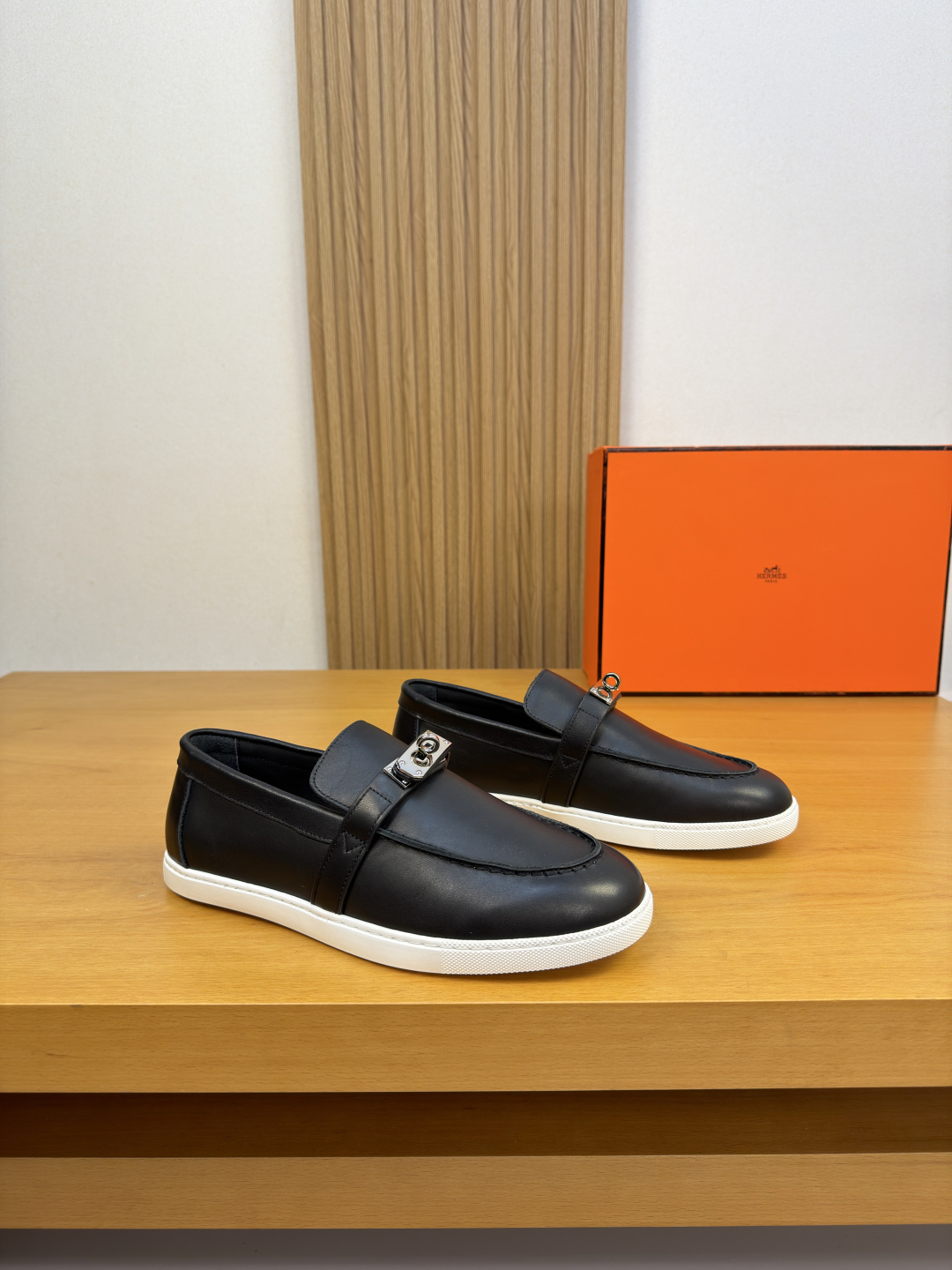 NO:930436,[HERMES] Hermès - High-end quality original casual sports sneakers - Original Nappa calfskin upper, shoe leather, outer stitching process, tongue brand metal fastener cross-arm decoration - Water-dyed cowhide inside - Ultra-light original TPR rubber outsole; molded outsole - Ultra-high quality control, fine workmanship highlighted (high-end, luxury, grade) -Size  39-44 (38.45.46. Can be customized)·H0231,,hermes,hermes,cowhide19860909【 HERMES】爱马仕 -高端品质 原单·休闲运动板鞋一脚蹬 -鞋面原版纳帕小牛皮、鞋丹.外合车缝线工艺、鞋舌品牌金属扣件横担装饰 -内里水染牛皮 -大底超轻原版TPR.橡胶；成型大底 -超高品控·做工精细凸显(高端·贵气·档次) -Size 39-44（38.45.46.可订做)·H0231,,hermes,hermes,cowhide,Men's shoes