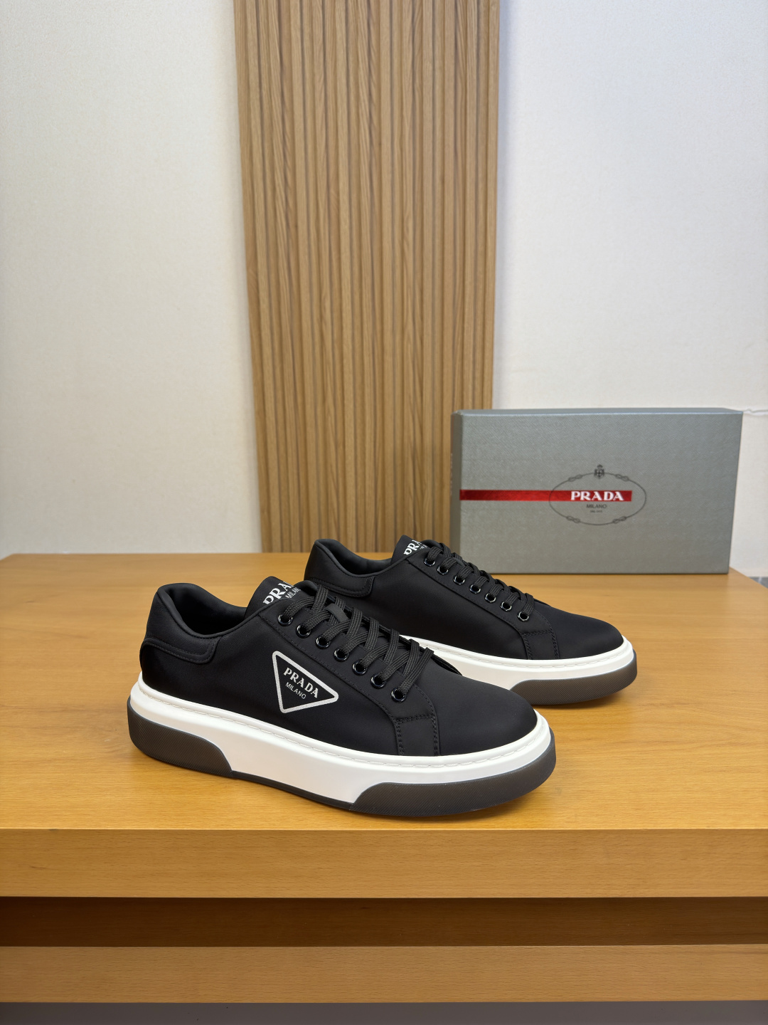 NO:930445,[PRADA] Prada - high-end quality original single casual sports shoes - upper original brand high mercerized canvas, shoe body. Silk-screen brand logo totem, tongue. Silk-screen brand logo - water-dyed cowhide inside - outsole ultra-light TPU foam rubber; two-color molded outsole - ultra-high quality control, fine workmanship highlighted (high-end, luxury, grade) -Size  39-44 (38, 45, 46, can be customized)·PR0231,, prada, prada, sneakers, cowhide19860909【PRADA】普拉达 -高端品质 原单·休闲运动鞋 -鞋面原版品牌高丝光镂帆布、鞋身.丝印品牌logo图腾、鞋舌.丝印品牌logo -内里水染牛皮 -大底超轻TPU发泡·橡胶；双色成型大底 -超高品控·做工精细凸显(高端·贵气·档次) -Size 39-44（38,45,46,可订做)·PR0231,,prada,prada,sneakers,cowhide,Men's shoes