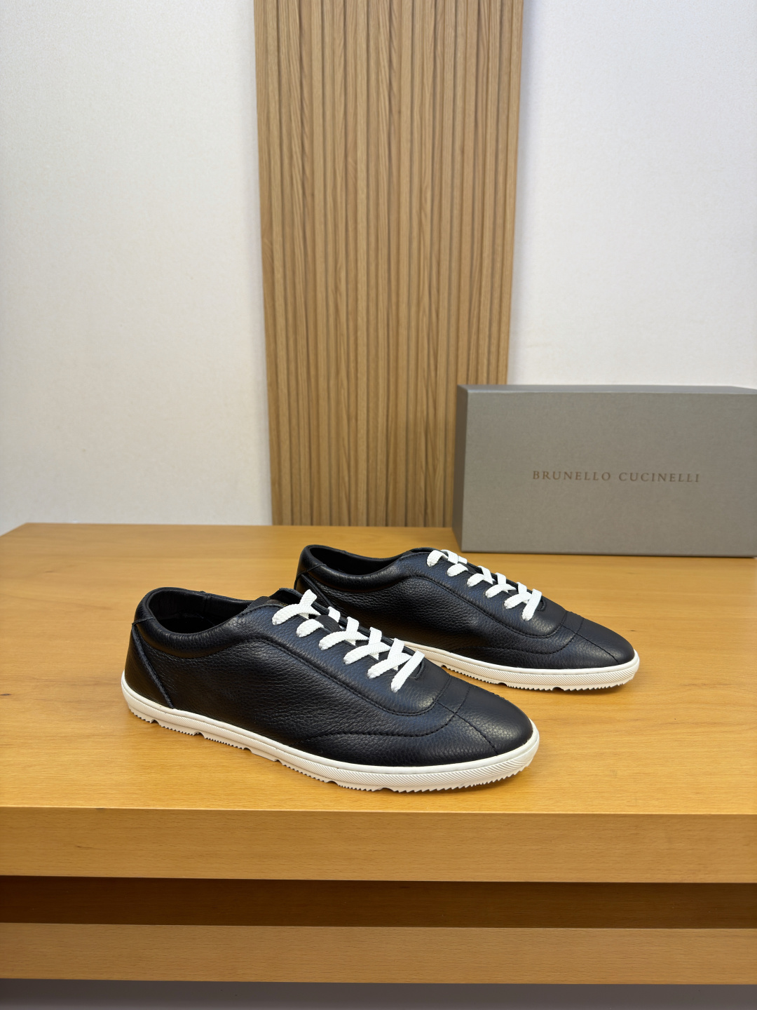 NO:930462,[Brunello Cucinelli] Brunello Cucinelli - high-end quality original order casual sports shoes - imported pebbled calfskin upper, body stitching, tongue, heel, silk screen brand logo totem - water-dyed cowhide lining - ultra-light TPR rubber outsole; molded outsole - ultra-high quality control, fine workmanship highlighted (high-end, luxury, grade) -Size  39-44 (38, 45, 46, can be customized)·BC0126,, brunello cucinelli, sneakers, cowhide19860909【 Brunello Cucinelli】布鲁内洛·库奇内利 -高端品质 原单·休闲运动鞋 -鞋面进口荔纹小牛皮、鞋身车缝线、鞋舌.后跟.丝印品牌logo图腾 -内里水染牛皮 -大底超轻TPR·橡胶；成型大底 -超高品控·做工精细凸显(高端·贵气·档次) -Size 39-44（38,45,46,可订做)·BC0126,,brunello cucinelli,sneakers,cowhide,Men's shoes