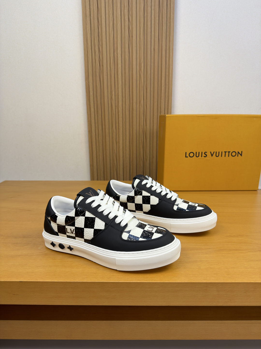 NO:931292,[Louis Vuitton] Louis Vuitton - high-end quality original single casual sports shoes - imported nappa calfskin, pebbled calfskin on the upper, color printing brand totem, tongue. Heel. Silk screen high frequency brand LOGO - Napa calfskin lining, feet; brand canvas - outsole ultra-light TPR rubber; two-color molded outsole - ultra-high quality control, fine workmanship highlighted (high-end, luxury, grade) -Size  39-44 (38,45, can be customized)·L0111,,louis vuitton,louis vuitton,sneakers,cowhide19860909【Louis Vuitton】路易威登 -高端品质 原单·休闲运动鞋 -鞋面进口纳帕小牛皮、荔纹小牛皮·彩印品牌图腾、鞋舌.后跟.丝印高周波品牌LOGO -内里纳帕小牛皮,垫脚；品牌帆布 -大底超轻TPR橡胶；双色成型大底 -超高品控·做工精细凸显(高端·贵气·档次) -Size 39-44（38,45,可订做)·L0111,,louis vuitton,louis vuitton,sneakers,cowhide,Men's shoes