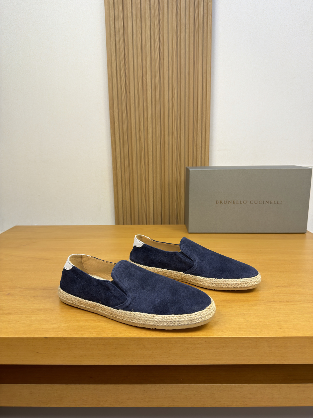 NO:931305,[Brunello Cucinelli] Brunello Cucinelli - high-end quality original single casual sports sneakers - upper imported high mercerized suede calfskin, slip on and off - lining water-dyed cowhide - outsole ultra-light TPR rubber, woven rope around the edge; combined molded outsole - ultra-high quality control, fine workmanship highlighted (high-end, luxury, grade) -Size  39-44 (38,45, can be customized)·BC0126,, brunello cucinelli,cowhide19860909【 Brunello Cucinelli】布鲁内洛·库奇内利 -高端品质 原单·休闲运动板鞋 -鞋面进口高丝光反绒小牛皮、一脚蹬穿脱 -内里水染牛皮 -大底超轻TPR·橡胶.围边编织绳；组合成型大底 -超高品控·做工精细凸显(高端·贵气·档次) -Size 39-44（38,45,可订做)·BC0126,,brunello cucinelli,cowhide,Men's shoes