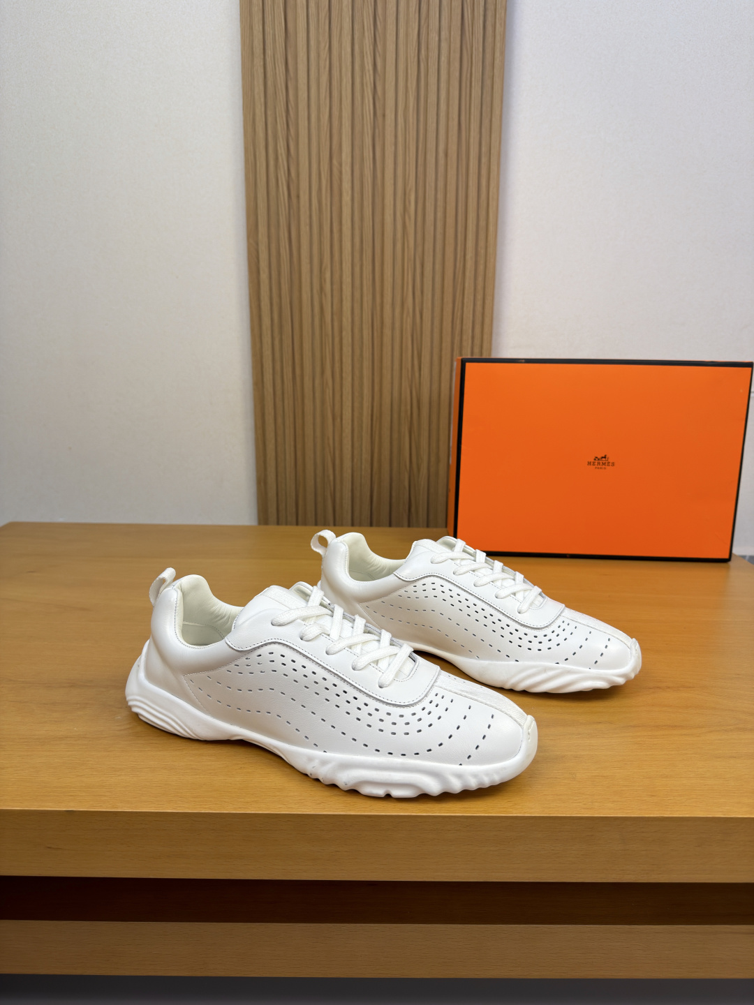 NO:931199,[HERMES] Hermès - high-end quality original order casual sports shoes - high mercerized suede calfskin upper, pure hand-punching process, tongue, heel, brand logo webbing - water-dyed cowhide inside - outsole ultra-light TPR rubber; molded outsole - ultra-high quality control, fine workmanship (high-end, luxury, grade) -Size  39-44 (38,45, can be customized)·H0126,,hermes,hermes,sneakers,cowhide19860909【 HERMES】爱马仕 -高端品质 原单·休闲运动鞋 -鞋面高丝光反绒小牛皮、纯手工打孔工艺、鞋舌.后跟.品牌logo织带 -内里水染牛皮 -大底超轻TPR·橡胶；成型大底 -超高品控·做工精细凸显(高端·贵气·档次) -Size 39-44（38,45,可订做)·H0126,,hermes,hermes,sneakers,cowhide,Men's shoes