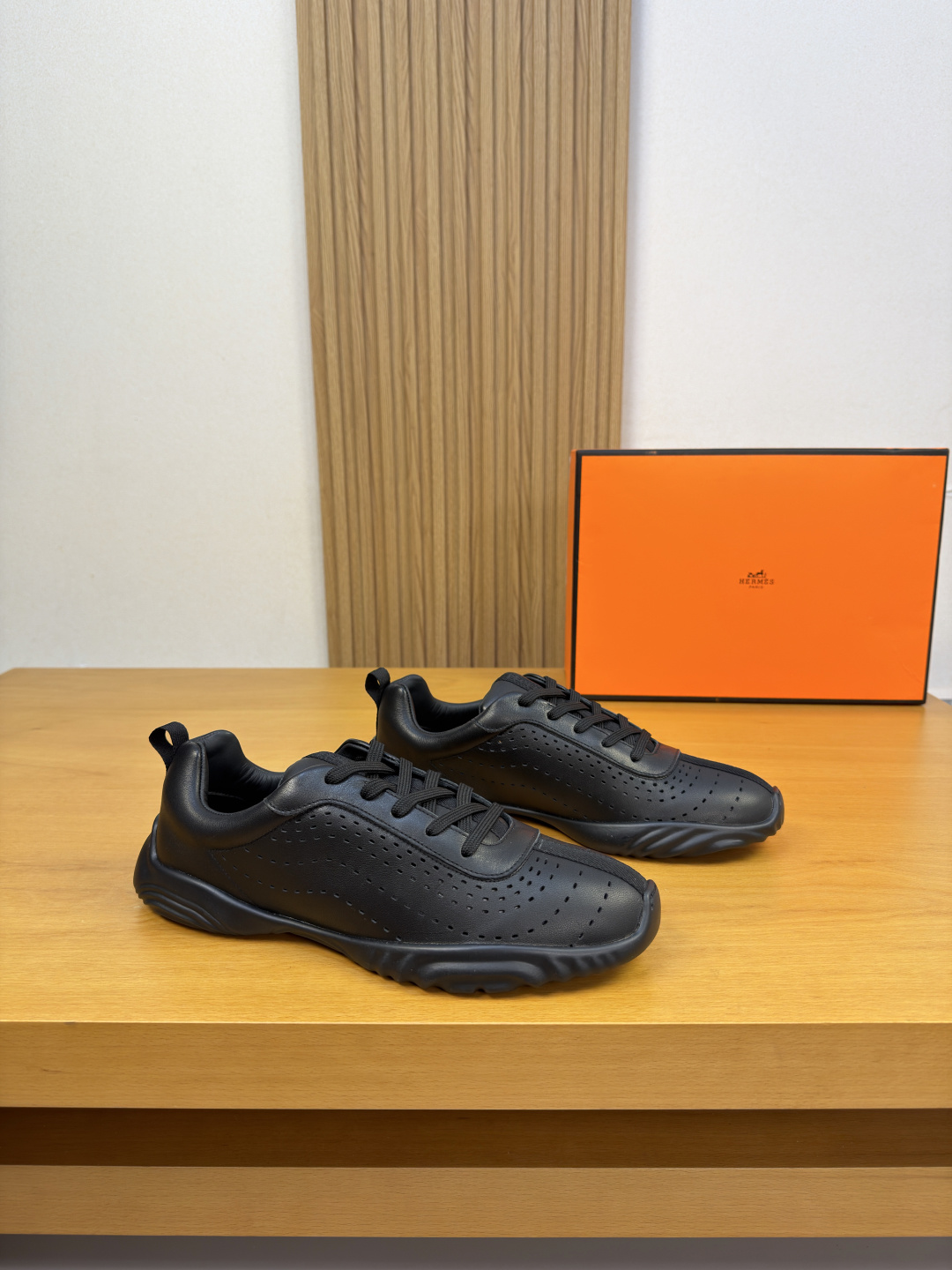 NO:931210,[HERMES] Hermès - high-end quality original order casual sports shoes - upper Nappa calfskin, pure hand-punching technology, tongue, heel, brand logo webbing - water-dyed cowhide inside - outsole ultra-light TPR rubber; molded outsole - ultra-high quality control and fine workmanship (high-end, luxury, grade) -Size  39-44 (38,45, can be customized)·H0126,,hermes,hermes,sneakers,cowhide19860909【 HERMES】爱马仕 -高端品质 原单·休闲运动鞋 -鞋面纳帕小牛皮、纯手工打孔工艺、鞋舌.后跟.品牌logo织带 -内里水染牛皮 -大底超轻TPR·橡胶；成型大底 -超高品控·做工精细凸显(高端·贵气·档次) -Size 39-44（38,45,可订做)·H0126,,hermes,hermes,sneakers,cowhide,Men's shoes