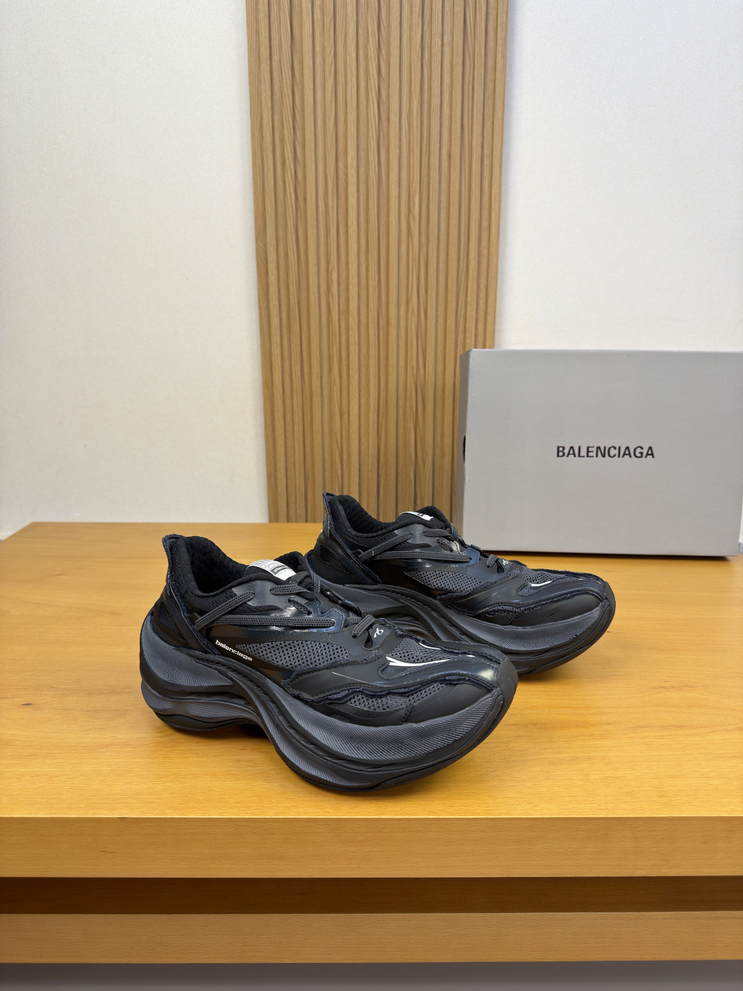 NO:931222,[BALENCIAGA] Balenciaga - high-end quality original couple wear·casual sports shoes - original environmentally friendly leather printed totem on the upper, brand mesh canvas, shoe body winding shoelace technology, silk screen high frequency brand logo; pure handmade distressing technology - inner brand canvas - outsole ultra-light TPU foam rubber; two-color molded outsole - ultra-high quality control, fine workmanship highlighted (high-end, luxury, grade) -Size  Unisex 36-44 (female 35, male 38, 45, customized)·3258,,balenciaga,balenciaga,sneakers19860909【 BALENCIAGA】巴黎世家 -高端品质 原单情侣装·休闲运动鞋 -鞋面原版环保皮彩印图腾、品牌网帆布、鞋身缠绕鞋带工艺、丝印高周波品牌logo；纯手工做旧工艺 -内里品牌帆布 -大底超轻TPU发泡·橡胶；双色成型大底 -超高品控·做工精细凸显(高端·贵气·档次) -Size 男女同款36-44（女35,男38,45,订做)·3258,,balenciaga,balenciaga,sneakers,Men's shoes