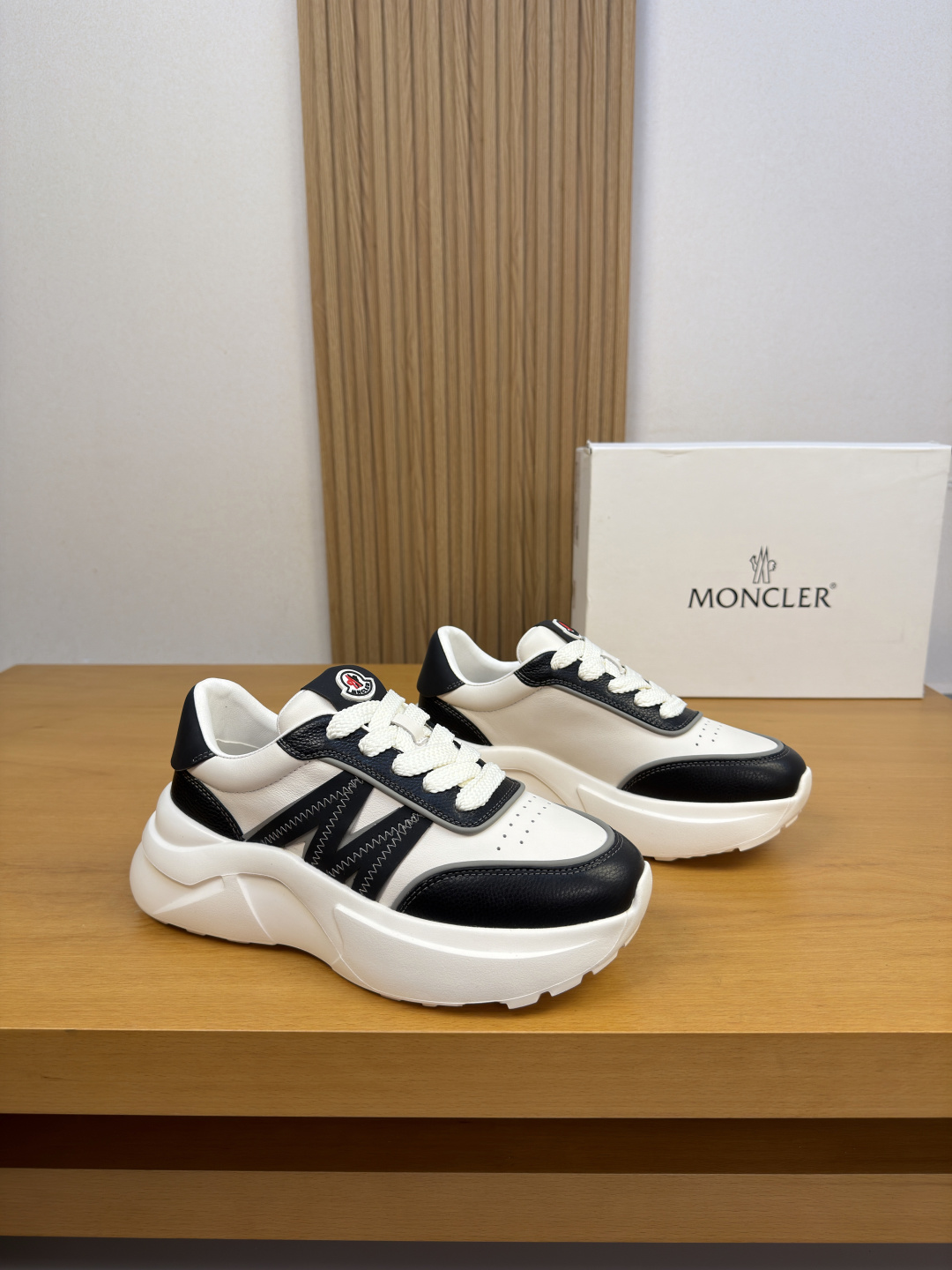 NO:931113,[MONCLER] Moncler (Mongolia) - high-end quality original casual sports shoes - upper Nappa calfskin, pebbled calfskin, shoe body, sewn brand logo totem, tongue, sewn brand logo module - water-dyed cowhide lining - ultra-light TPU foam outsole; two-color molded outsole - ultra-high quality control, fine workmanship (high-end, luxury, grade) -Size  39-44 (38,45, can be customized)·MC0122,,Moncler,Moncler,sneakers,cowhide19860909【MONCLER】盟可睐(蒙口)  -高端品质 原单·休闲运动鞋 -鞋面纳帕小牛皮、荔纹小牛皮、鞋身.车缝品牌logo图腾、鞋舌.车缝品牌logo模块 -内里水染牛皮 -大底超轻TPU发泡；双色成型大底 -超高品控·做工精细凸显(高端·贵气·档次) -Size 39-44（38,45,可订做)·MC0122,,Moncler,Moncler,sneakers,cowhide,Men's shoes