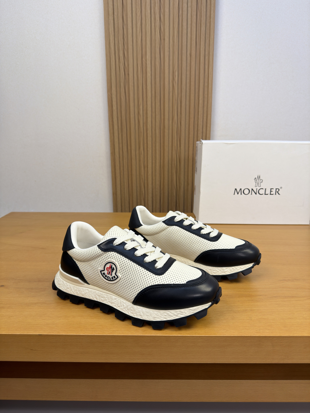 NO:931122,[MONCLER] Moncler (Mongolian mouth) - high-end quality original casual sports shoes - upper Nappa calfskin, perforated calfskin, shoe body. Sewn brand logo module - lining brand canvas, feet; water-dyed cowhide - outsole ultra-light TPU foam; two-color molded outsole - ultra-high quality control, fine workmanship highlighted (high-end, luxury, grade) -Size  39-44 (38,45, can be customized)·MC0122,,Moncler,Moncler,sneakers,cowhide19860909【MONCLER】盟可莱（蒙口） -高端品质 原单·休闲运动鞋 -鞋面纳帕小牛皮、打孔小牛皮、鞋身.车缝品牌logo模块 -内里品牌帆布,垫脚；水染牛皮 -大底超轻TPU发泡；双色成型大底 -超高品控·做工精细凸显(高端·贵气·档次) -Size 39-44（38,45,可订做)·MC0122,,Moncler,Moncler,sneakers,cowhide,Men's shoes