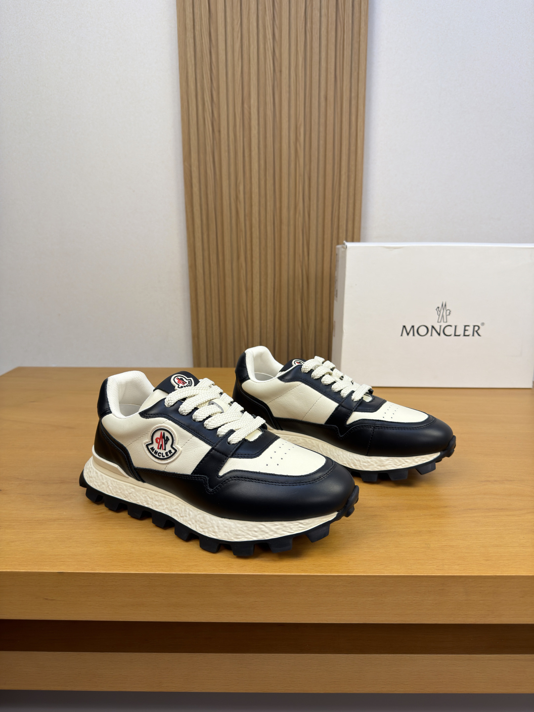 NO:931133,[MONCLER] Moncler (Mongolian mouth) - high-end quality original casual sports shoes - upper Nappa calfskin, tongue, shoe body, sewn brand logo module - lining brand canvas, feet; water-dyed cowhide - outsole ultra-light TPU foam; two-color molded outsole - ultra-high quality control, fine workmanship highlighted (high-end, luxury, grade) -Size  39-44 (38,45, can be customized)·MC0122,,Moncler,Moncler,sneakers,cowhide19860909【MONCLER】盟可莱（蒙口） -高端品质 原单·休闲运动鞋 -鞋面纳帕小牛皮、鞋舌.鞋身.车缝品牌logo模块 -内里品牌帆布,垫脚；水染牛皮 -大底超轻TPU发泡；双色成型大底 -超高品控·做工精细凸显(高端·贵气·档次) -Size 39-44（38,45,可订做)·MC0122,,Moncler,Moncler,sneakers,cowhide,Men's shoes