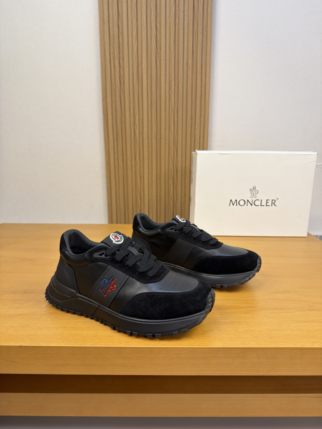 NO:931144,[MONCLER] Moncler (Mongolian mouth) - high-end quality original casual sports shoes - upper Nappa calfskin, tongue. Sewn brand logo module, shoe body. High-frequency brand totem - lining water-dyed cowhide - outsole ultra-light TPU foam rubber; two-color molded outsole - ultra-high quality control, fine workmanship highlighted (high-end, luxury, grade) -Size  39-44 (38,45, can be customized)·MC0122,,Moncler,Moncler,sneakers,cowhide19860909【MONCLER】盟可莱（蒙口） -高端品质 原单·休闲运动鞋 -鞋面纳帕小牛皮、鞋舌.车缝品牌logo模块、鞋身.高周波品牌图腾 -内里水染牛皮 -大底超轻TPU发泡·橡胶；双色成型大底 -超高品控·做工精细凸显(高端·贵气·档次) -Size 39-44（38,45,可订做)·MC0122,,Moncler,Moncler,sneakers,cowhide,Men's shoes