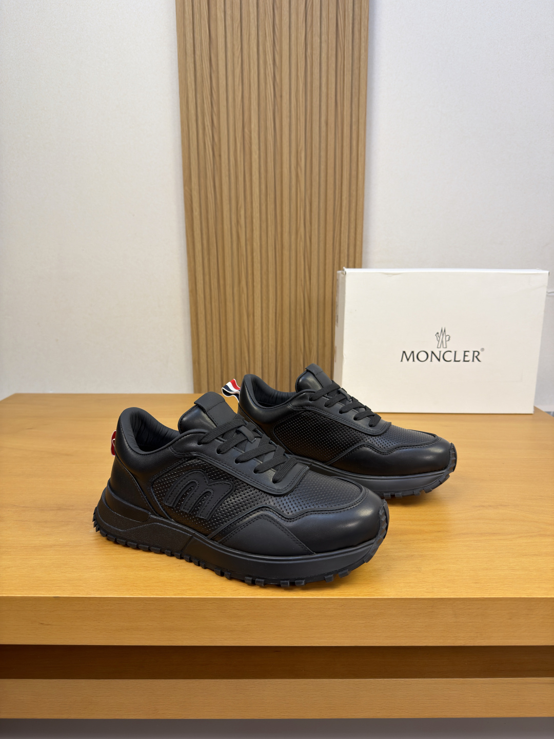 NO:931155,[MONCLER] Moncler (mongoose) - high-end quality original casual sports shoes - upper Nappa calfskin, perforated calfskin, shoe body. Sewing brand totem, heel. Brand webbing - lining water-dyed cowhide - outsole ultra-light TPU foam rubber; two-color molded outsole - ultra-high quality control, fine workmanship highlighted (high-end, luxury, grade) -Size  39-44 (38,45, can be customized)·MC0122,,Moncler,Moncler,sneakers,cowhide19860909【MONCLER】盟可莱（蒙口） -高端品质 原单·休闲运动鞋 -鞋面纳帕小牛皮、打孔小牛皮、鞋身.车缝品牌图腾、后跟.品牌织带 -内里水染牛皮 -大底超轻TPU发泡·橡胶；双色成型大底 -超高品控·做工精细凸显(高端·贵气·档次) -Size 39-44（38,45,可订做)·MC0122,,Moncler,Moncler,sneakers,cowhide,Men's shoes