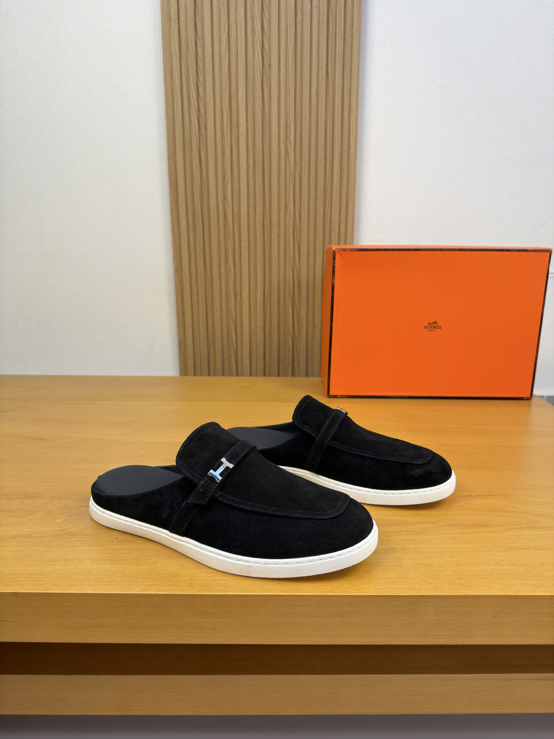 NO:931730,[HERMES] Hermès - high-end quality original casual sneakers, half-slip and slip-ons - original high mercerized suede calfskin upper, shoe leather, brand metal fastener cross-arm decoration - water-dyed cowhide lining - ultra-light original TPR rubber outsole; molded outsole - ultra-high quality control, fine workmanship (high-end, luxury, grade) -Size  39-44 (38.45.46. Can be customized)·H0231,,hermes,hermes,cowhide19860909【 HERMES】爱马仕 -高端品质 原单·休闲板鞋半拖一脚蹬 -鞋面原版高丝光反绒小牛皮、鞋丹.品牌金属扣件横担装饰 -内里水染牛皮 -大底超轻原版TPR.橡胶；成型大底 -超高品控·做工精细凸显(高端·贵气·档次) -Size 39-44（38.45.46.可订做)·H0231,,hermes,hermes,cowhide,Men's shoes