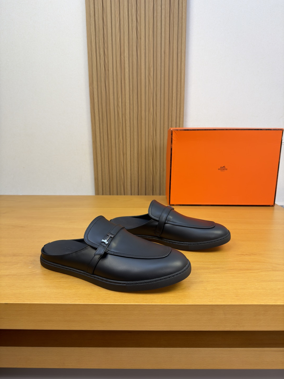 NO:931740,[HERMES] Hermès - High-end quality original casual sneakers, half-drag and one-leg shoes - Original Nappa calfskin upper, shoe leather. Branded metal fastener cross-arm decoration - Water-dyed cowhide lining - Ultra-light original TPR rubber outsole; molded outsole - Ultra-high quality control, fine workmanship highlighted (high-end, luxury, grade) -Size  39-44 (38.45.46. Can be customized)·H0231,,hermes,hermes,cowhide19860909【 HERMES】爱马仕 -高端品质 原单·休闲板鞋半拖一脚蹬 -鞋面原版纳帕小牛皮、鞋丹.品牌金属扣件横担装饰 -内里水染牛皮 -大底超轻原版TPR.橡胶；成型大底 -超高品控·做工精细凸显(高端·贵气·档次) -Size 39-44（38.45.46.可订做)·H0231,,hermes,hermes,cowhide,Men's shoes