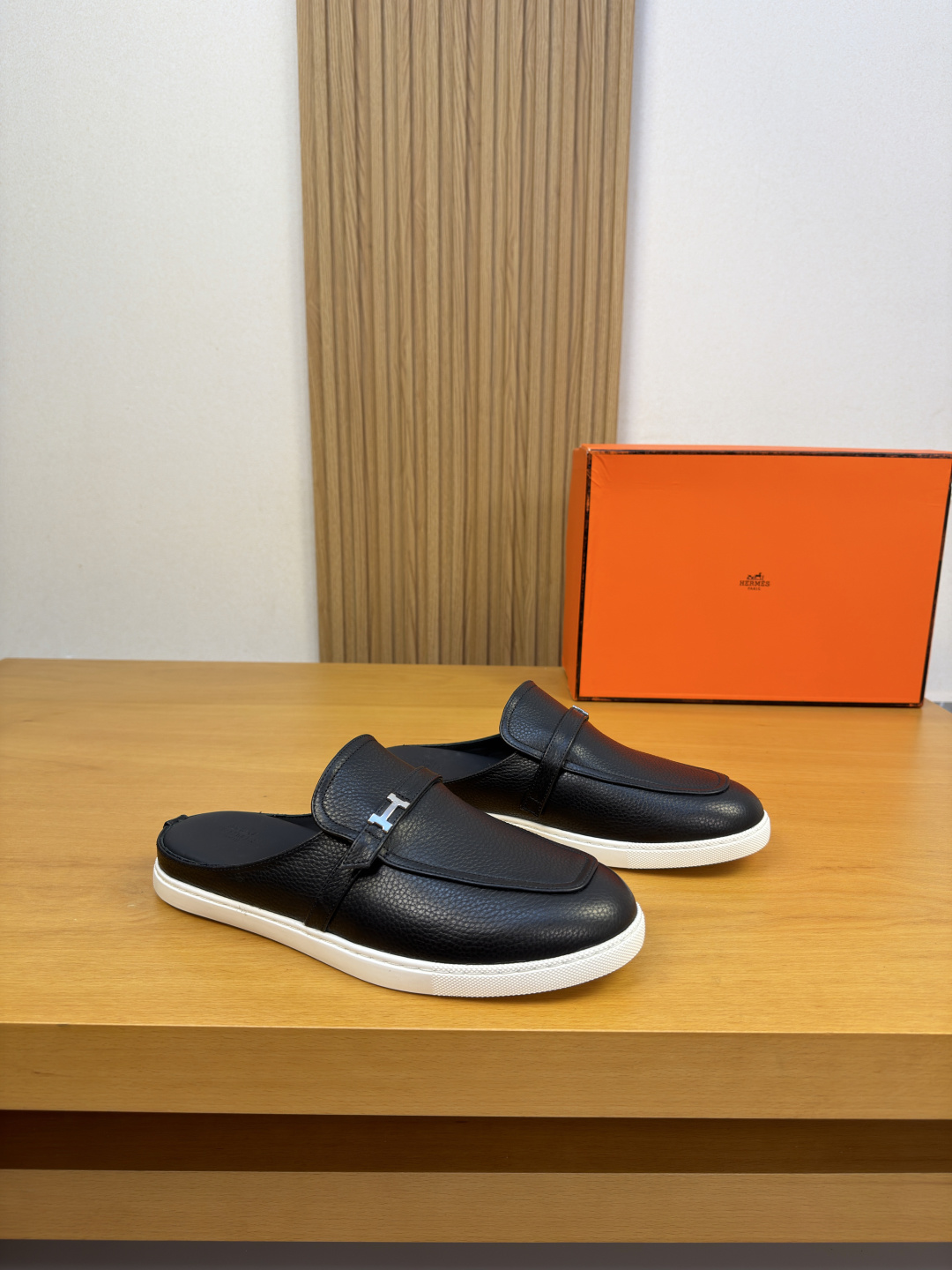 NO:931643,[HERMES] Hermès - High-end quality original casual sneakers, half-slip shoes - Original pebbled calfskin upper, shoe leather. Brand metal fastener cross-arm decoration - Water-dyed cowhide lining - Ultra-light original TPR rubber outsole; molded outsole - Ultra-high quality control, fine workmanship highlighted (high-end, luxury, grade) -Size  39-44 (38.45.46. Can be customized)·H0231,,hermes,hermes,cowhide19860909【 HERMES】爱马仕 -高端品质 原单·休闲板鞋半拖一脚蹬 -鞋面原版荔纹小牛皮、鞋丹.品牌金属扣件横担装饰 -内里水染牛皮 -大底超轻原版TPR.橡胶；成型大底 -超高品控·做工精细凸显(高端·贵气·档次) -Size 39-44（38.45.46.可订做)·H0231,,hermes,hermes,cowhide,Men's shoes